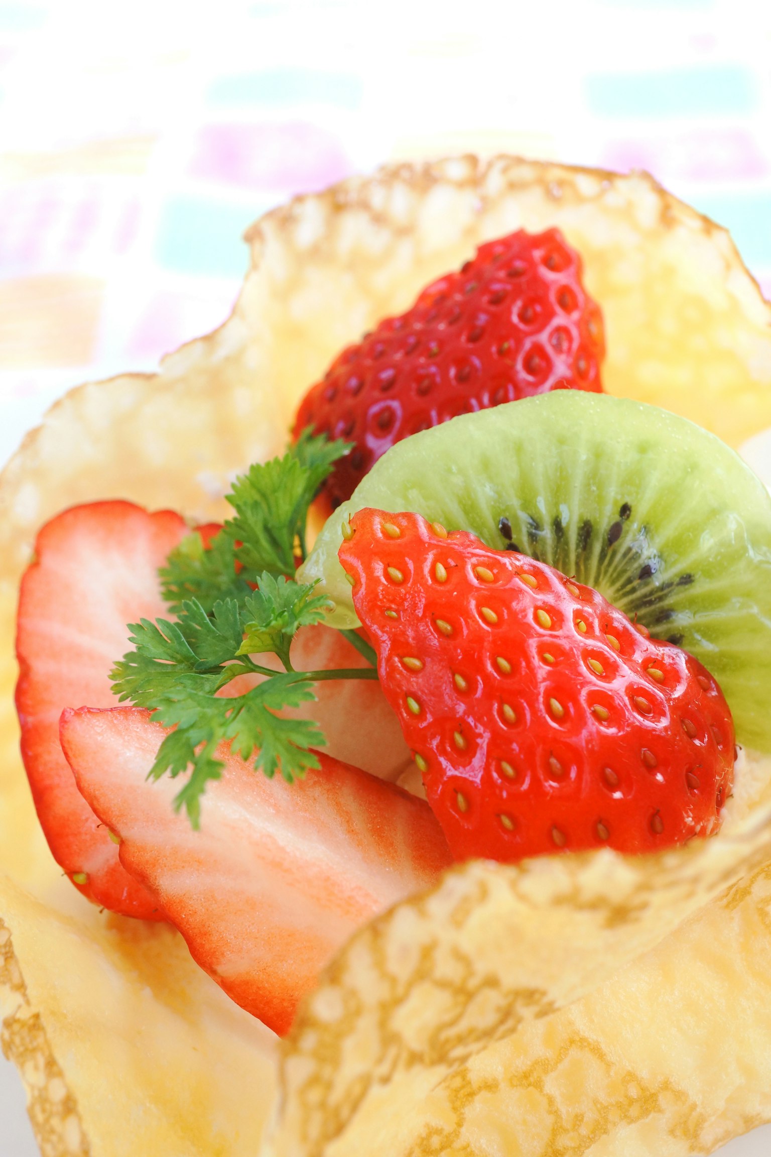 Imagen de una copa de frutas con fresas y kiwi