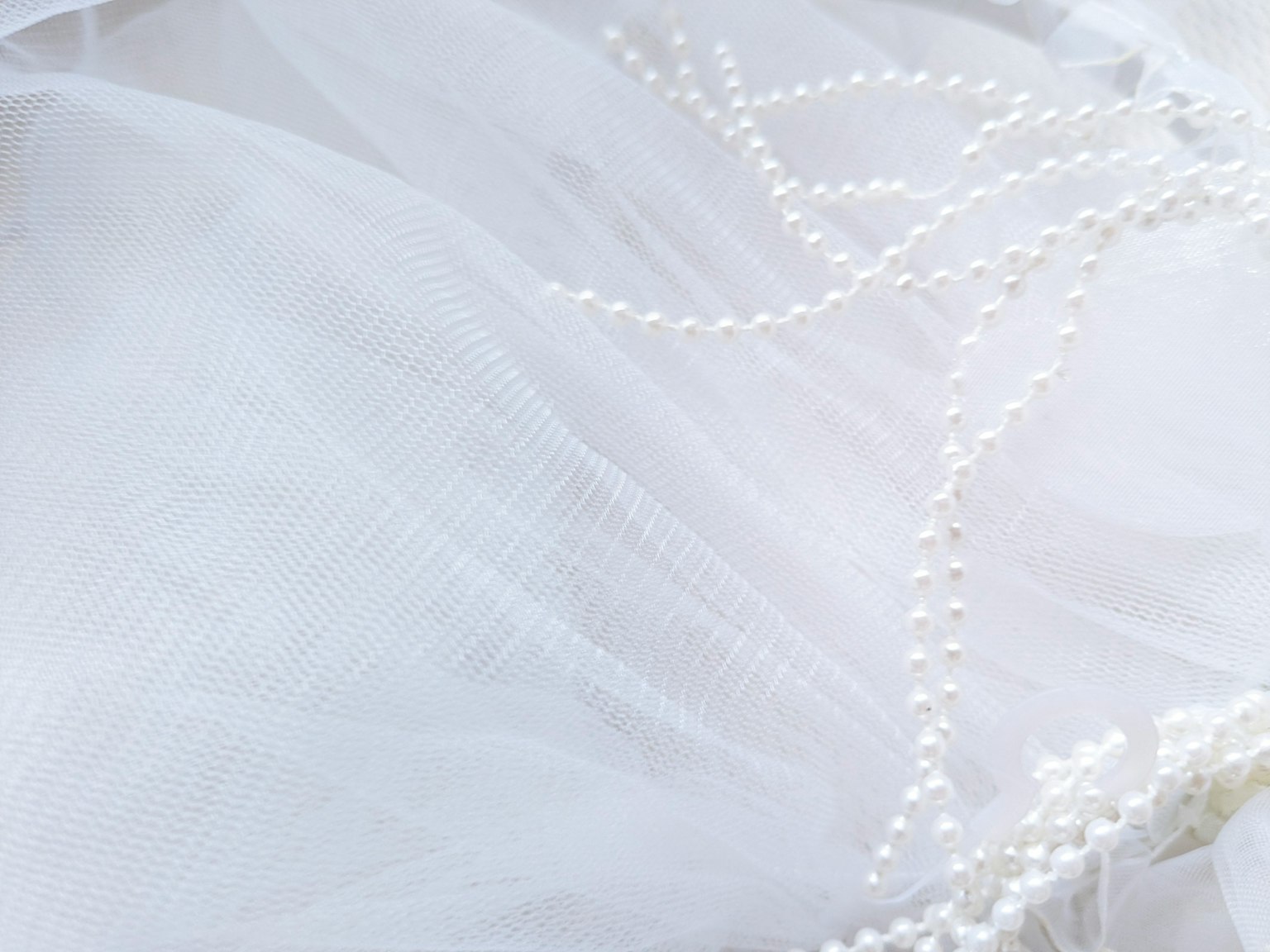 Vải tulle trắng thanh lịch với chi tiết ngọc trai