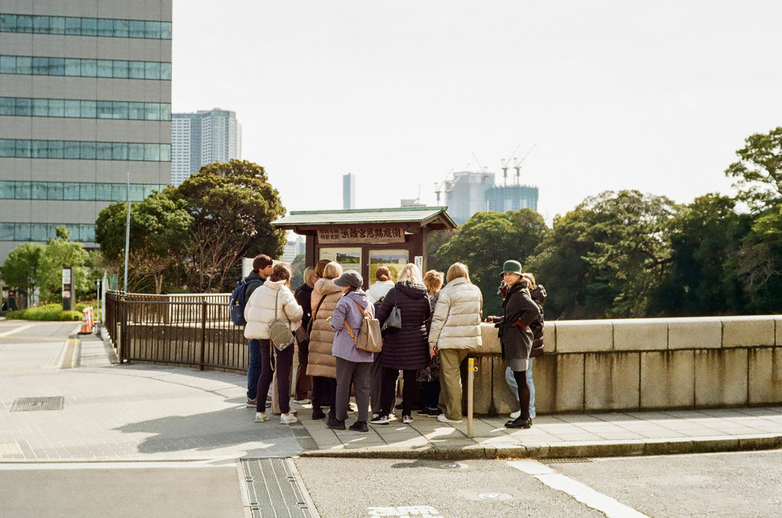 Gruppe von Reisenden in einer Schlange an einer Straßenecke in der Stadt
