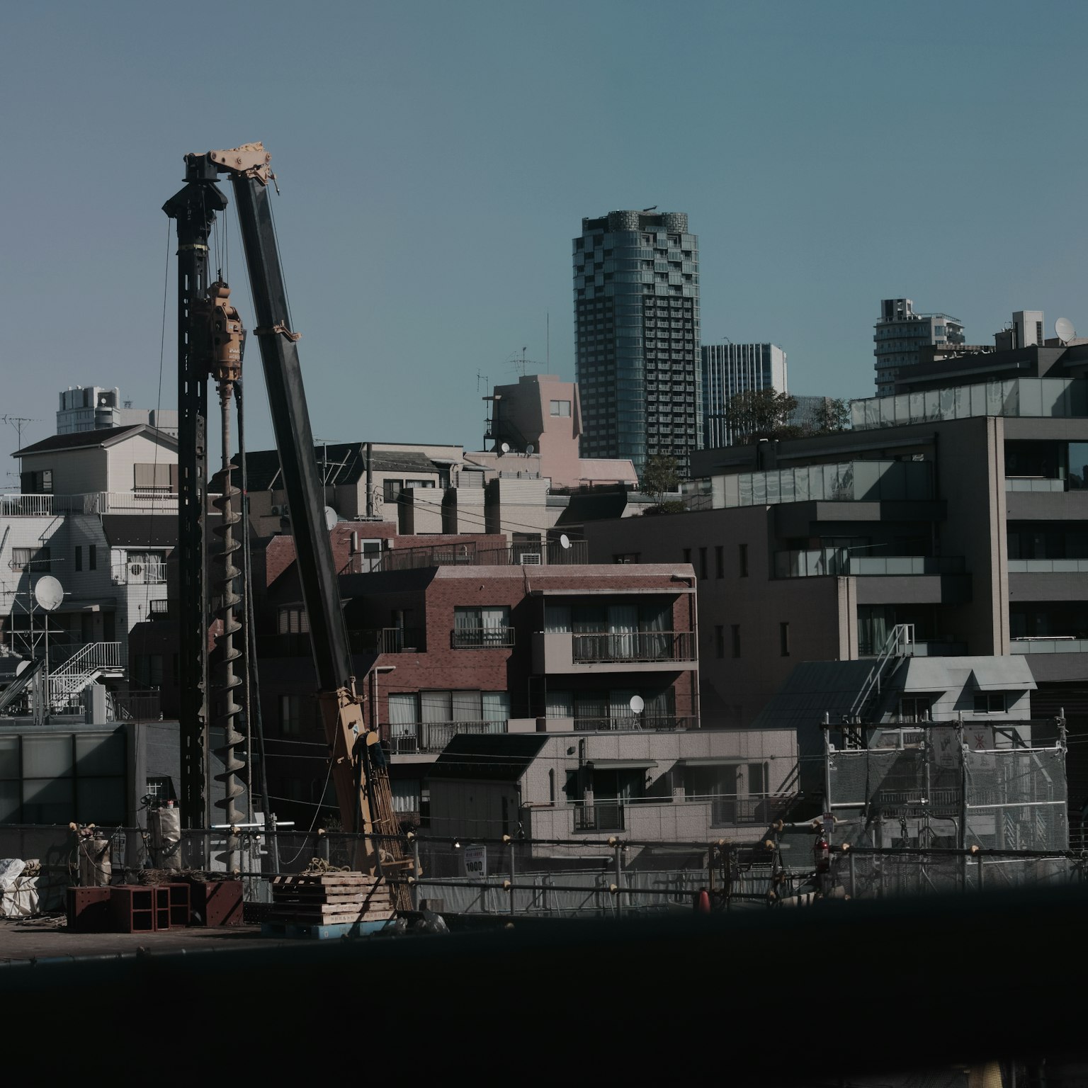 施工現場有起重機和城市天際線