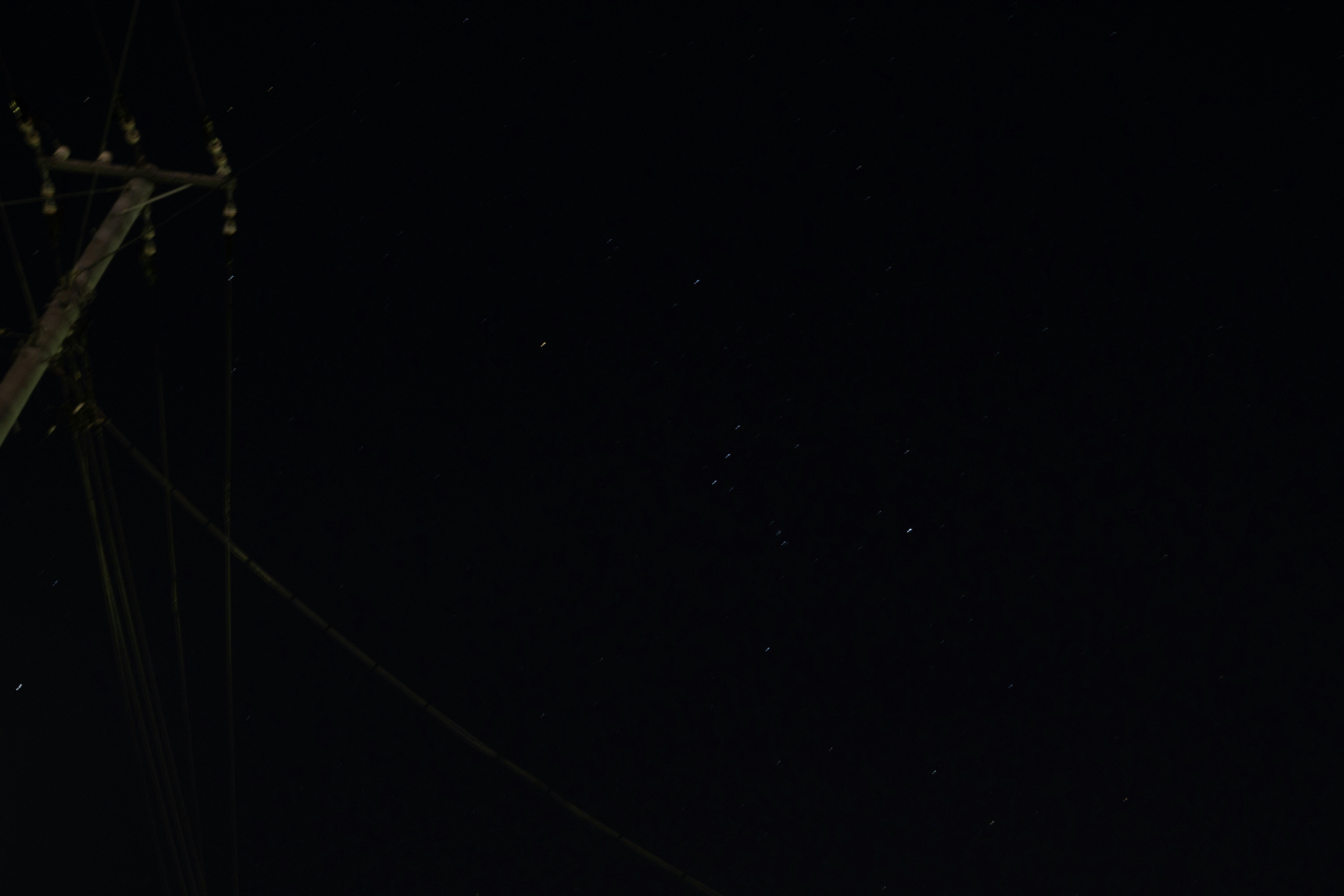 夜空に浮かぶ微細な光の粒