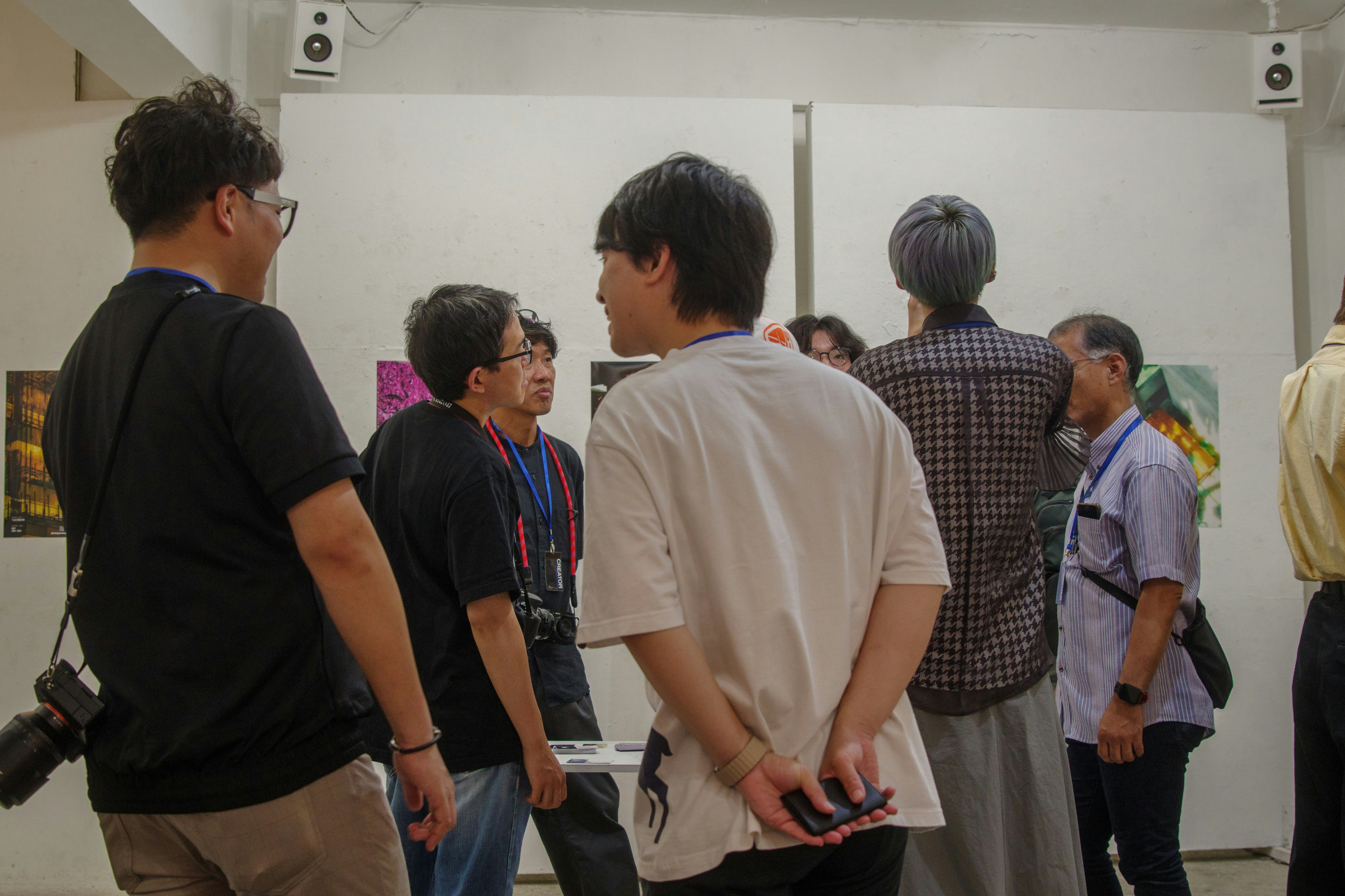 展示会場で来場者がアート作品を見ている