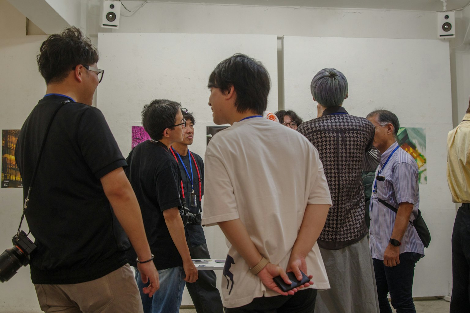 กลุ่มคนที่ชมงานศิลปะในพื้นที่จัดแสดง