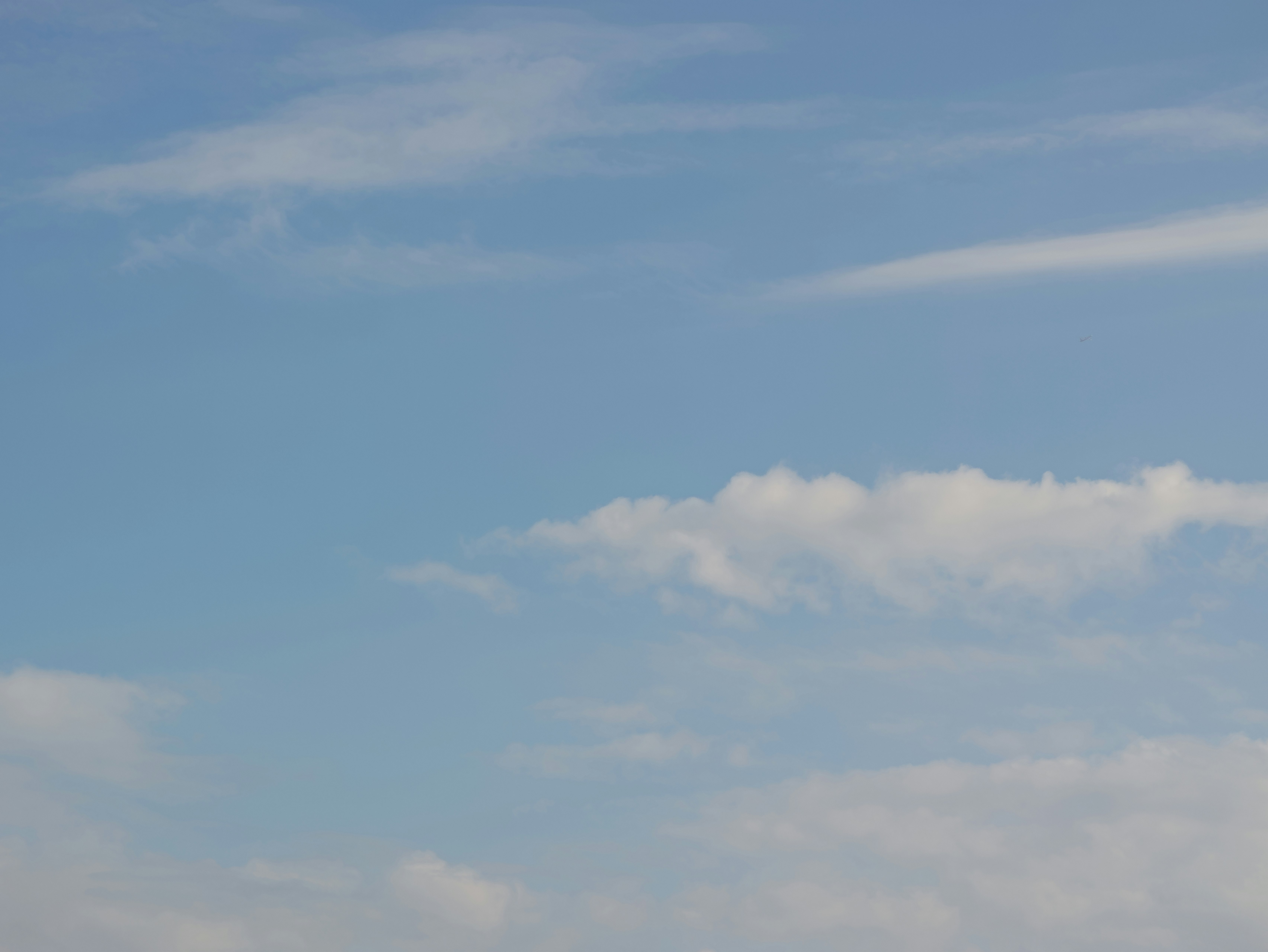 Himmel-Landschaft mit weitreichenden Wolken über blauem Himmel