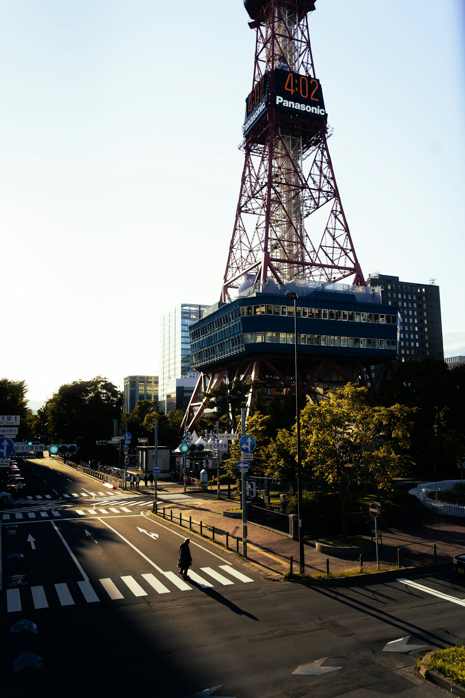 Blick auf den Sapporo Fernsehturm in der Nähe des Odori Parks mit leerer Straße