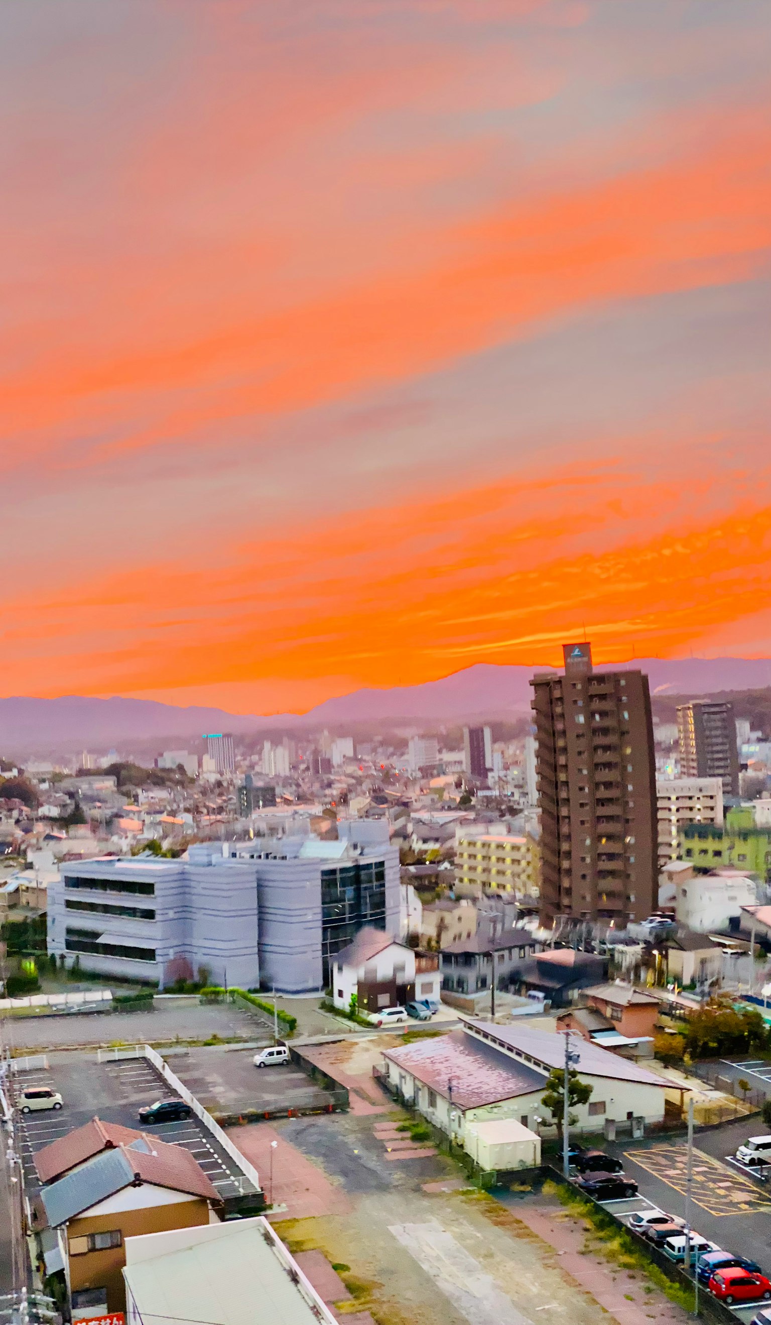 Paisaje urbano con edificios altos contra un cielo de atardecer