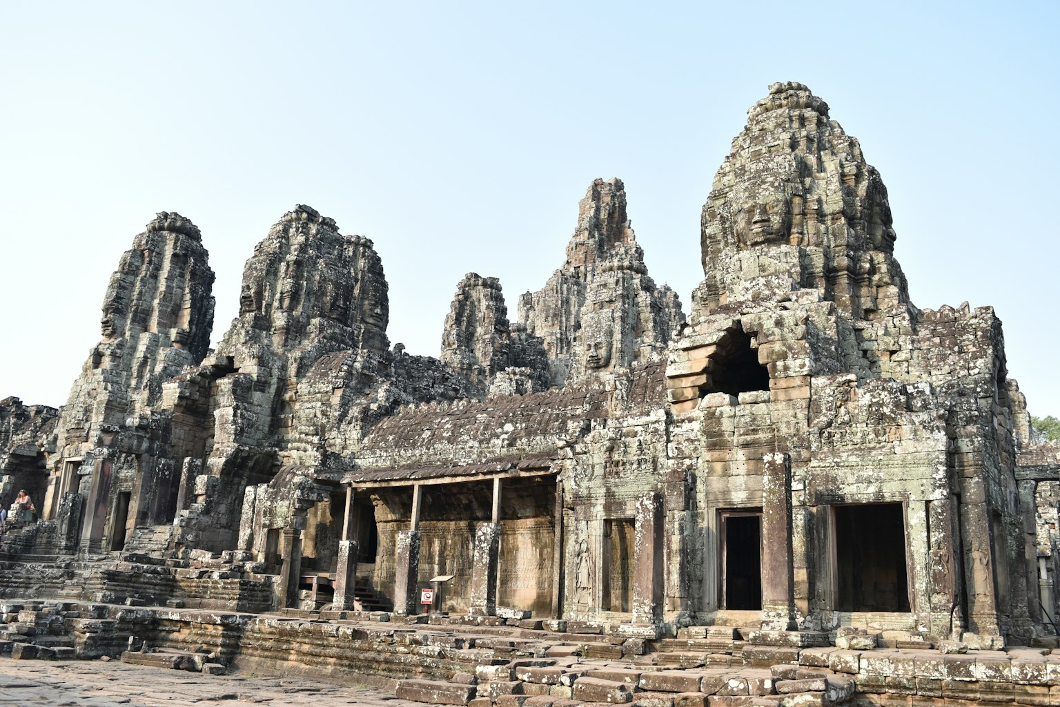 Architettura in pietra del Tempio Bayon con guglie torreggianti