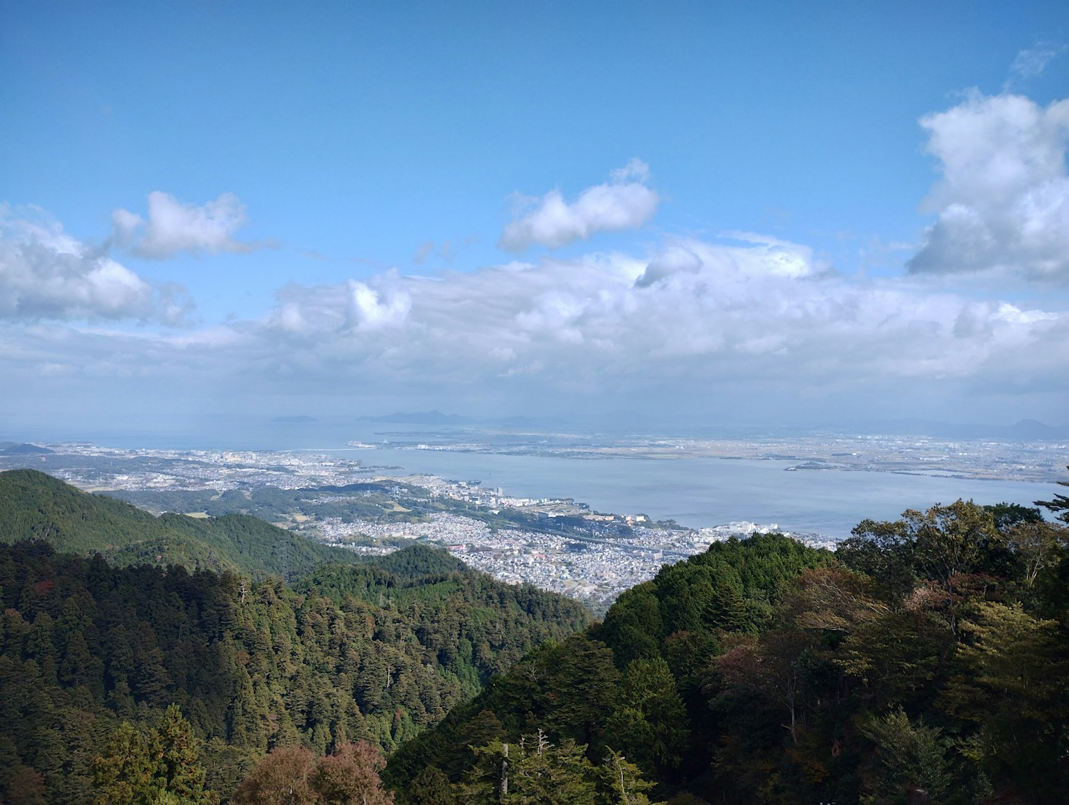 美丽的山景与蓝天和远处城市