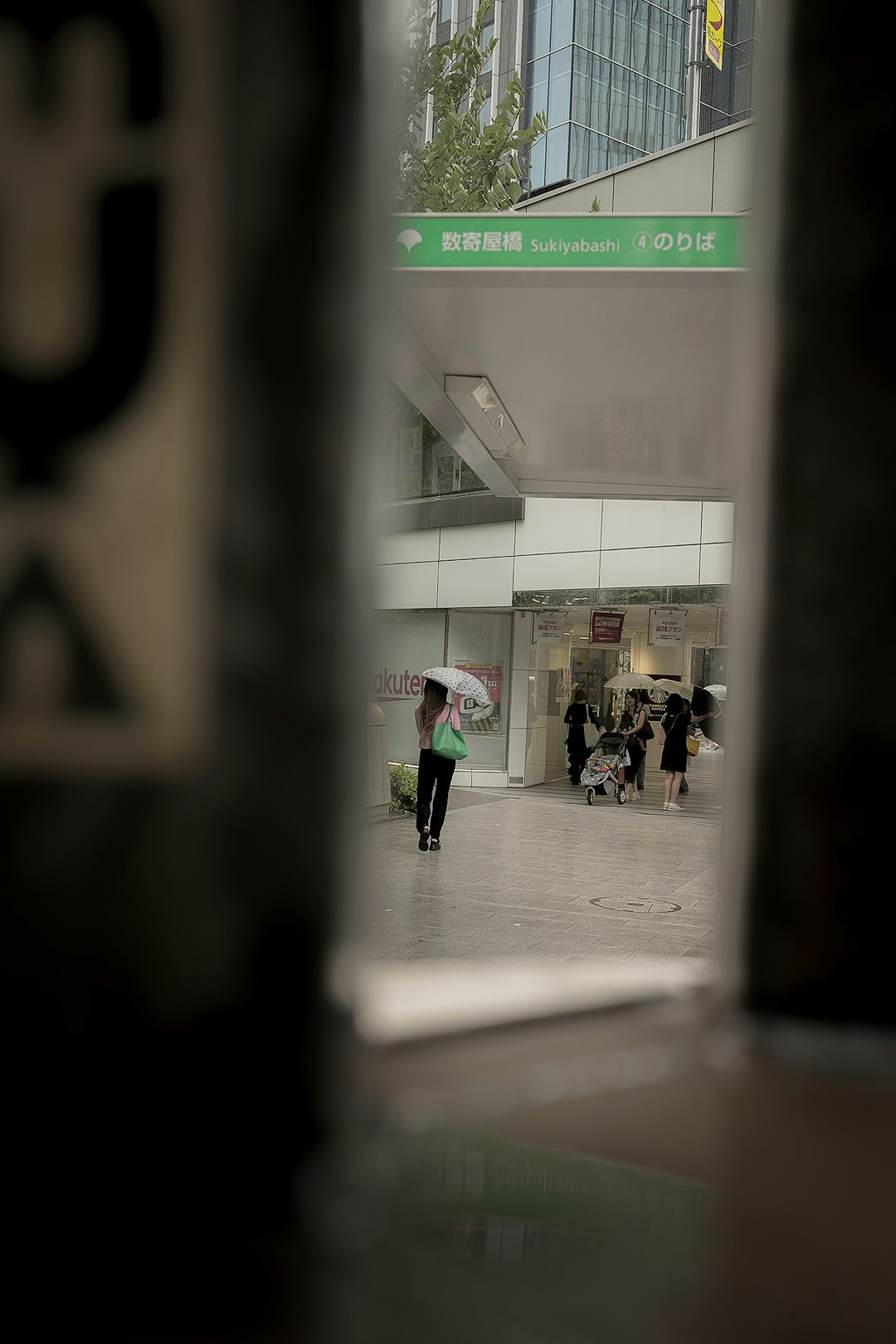 Scène urbaine avec des personnes dans un passage de bâtiment et des panneaux