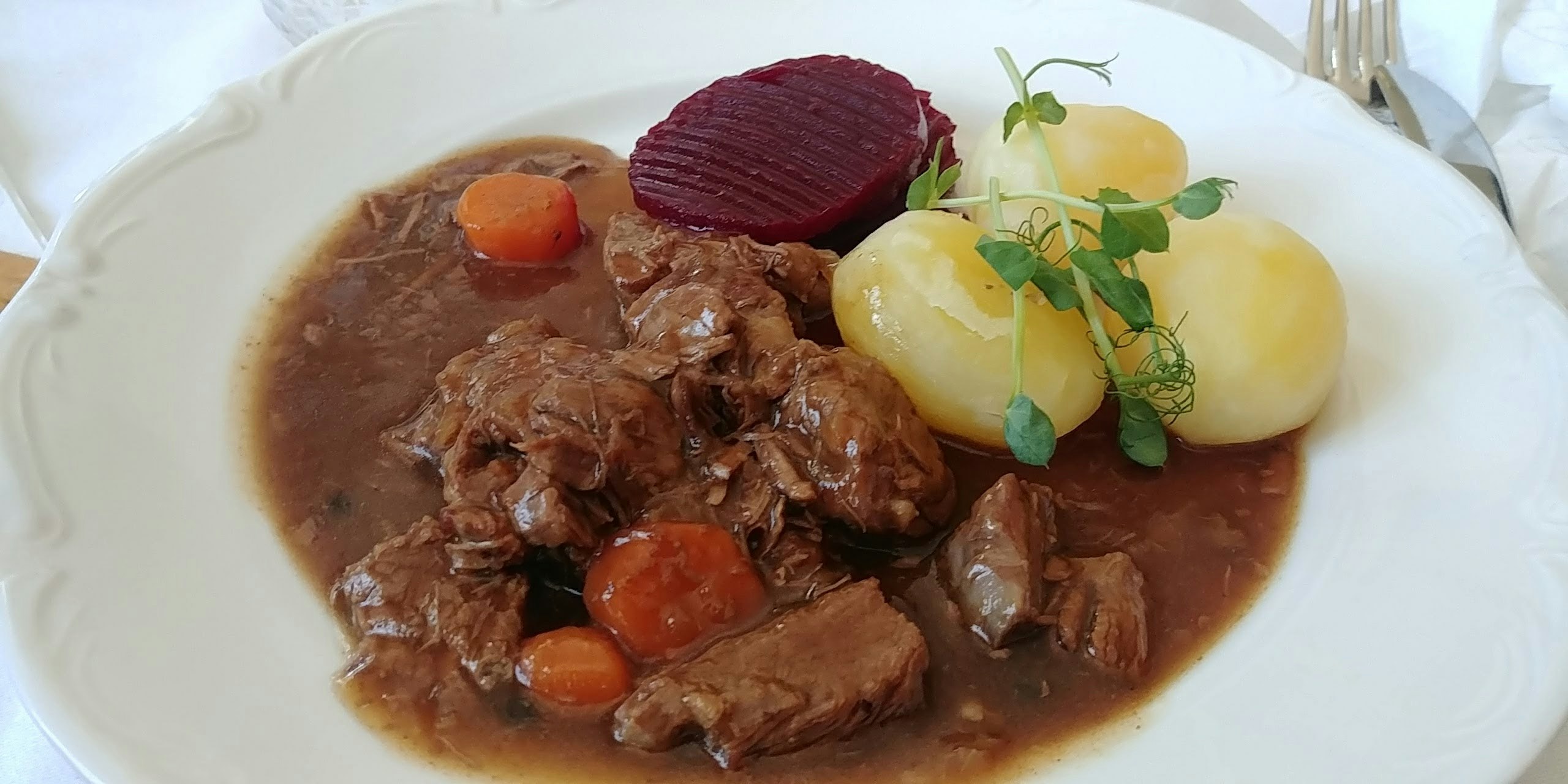 món hầm bò kèm các món ăn kèm trên đĩa