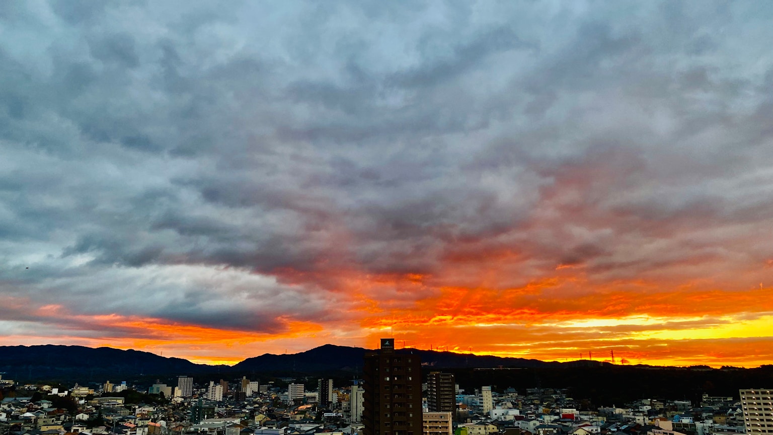 Paisaje urbano con un impresionante cielo al atardecer