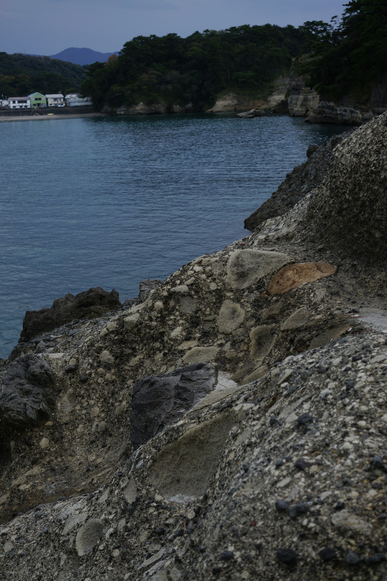 海岸岩石与平静水面