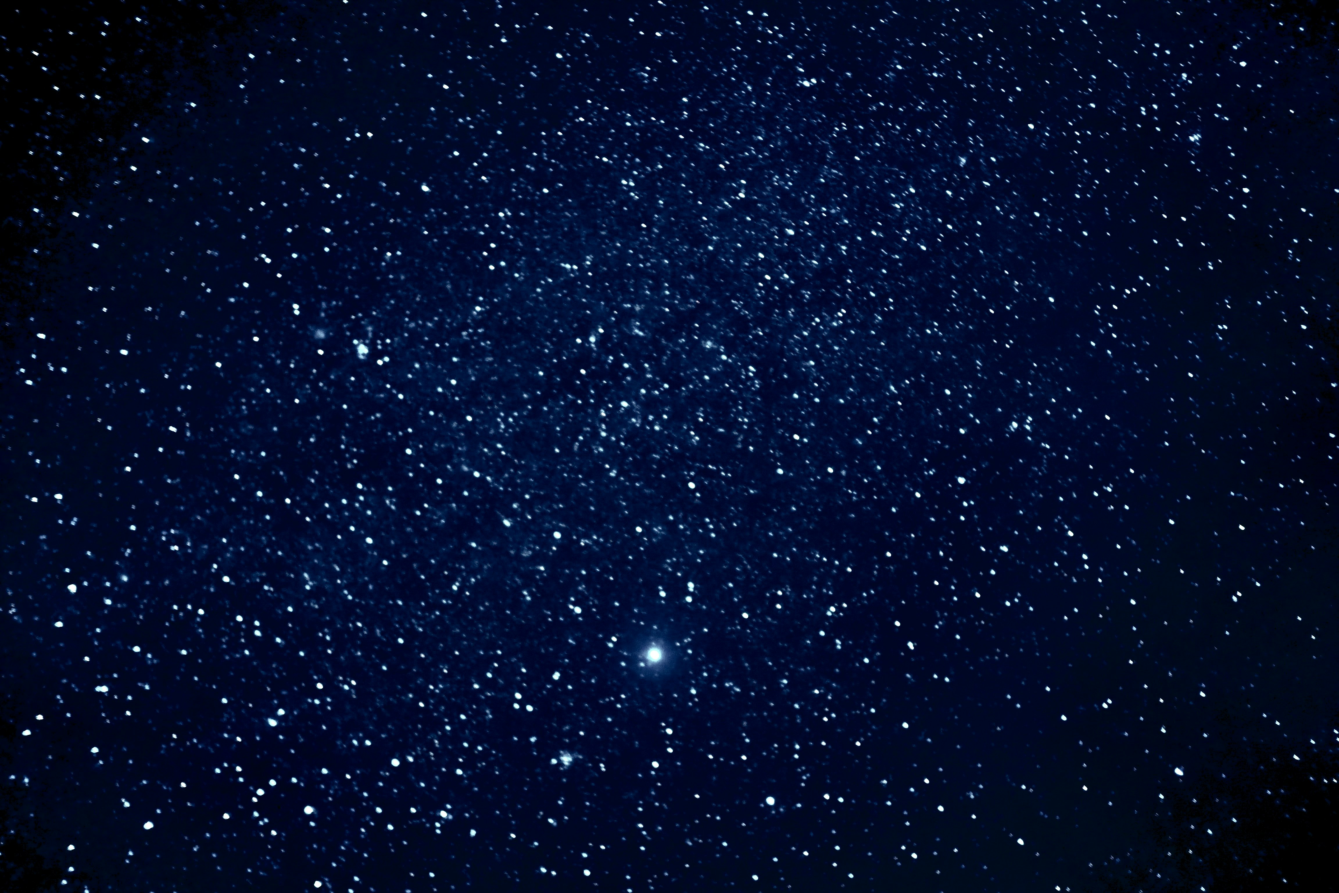 満天の星空が広がる夜の空