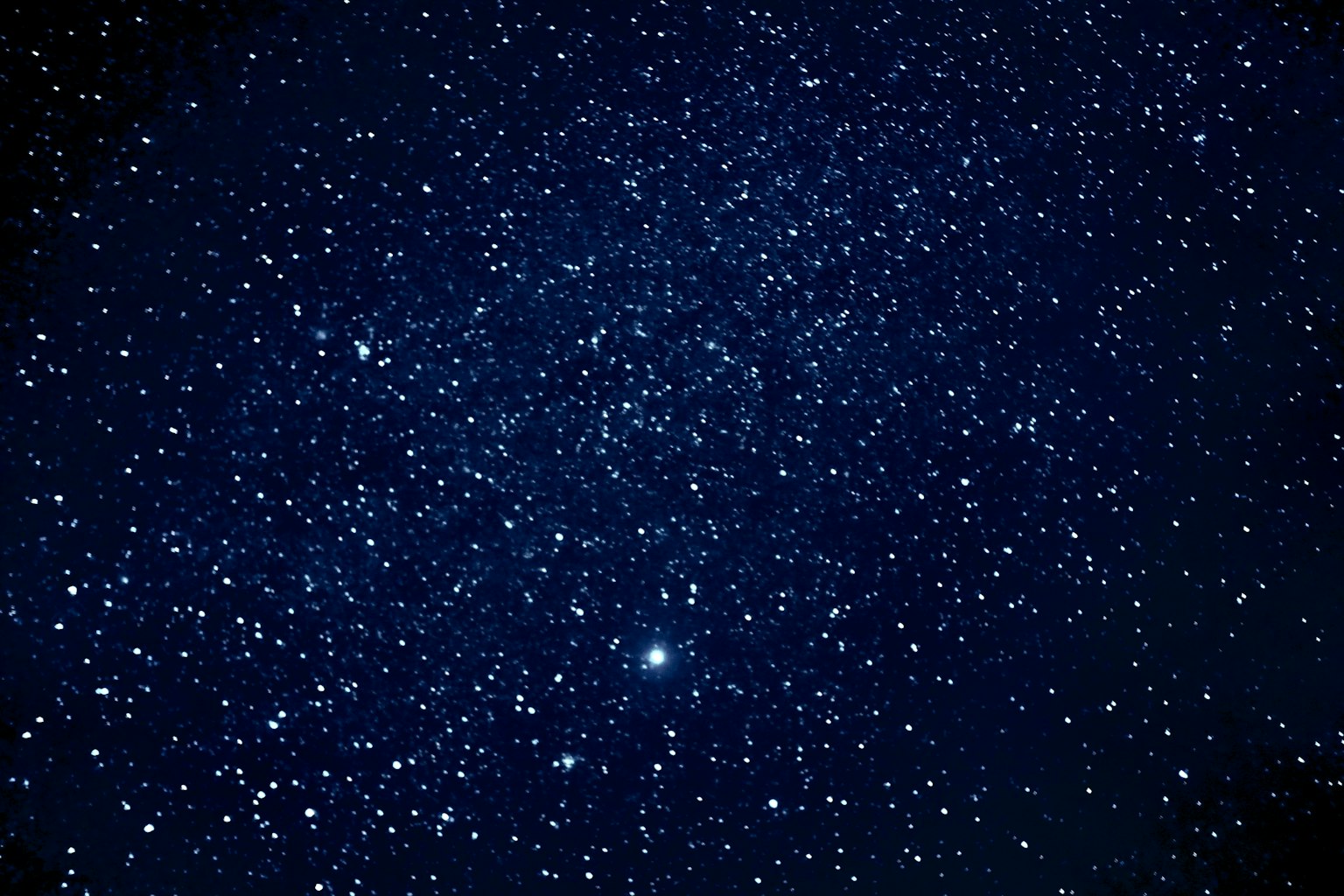 Un cielo notturno pieno di innumerevoli stelle brillanti