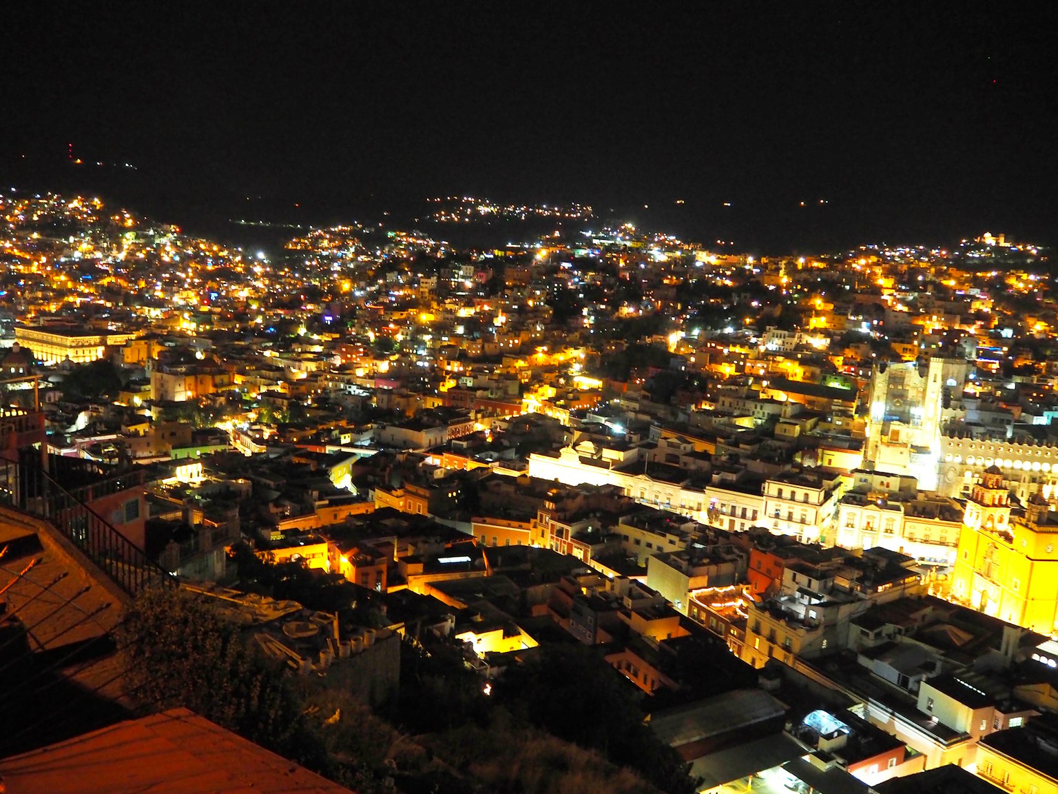 Vue panoramique d'une ville illuminée la nuit