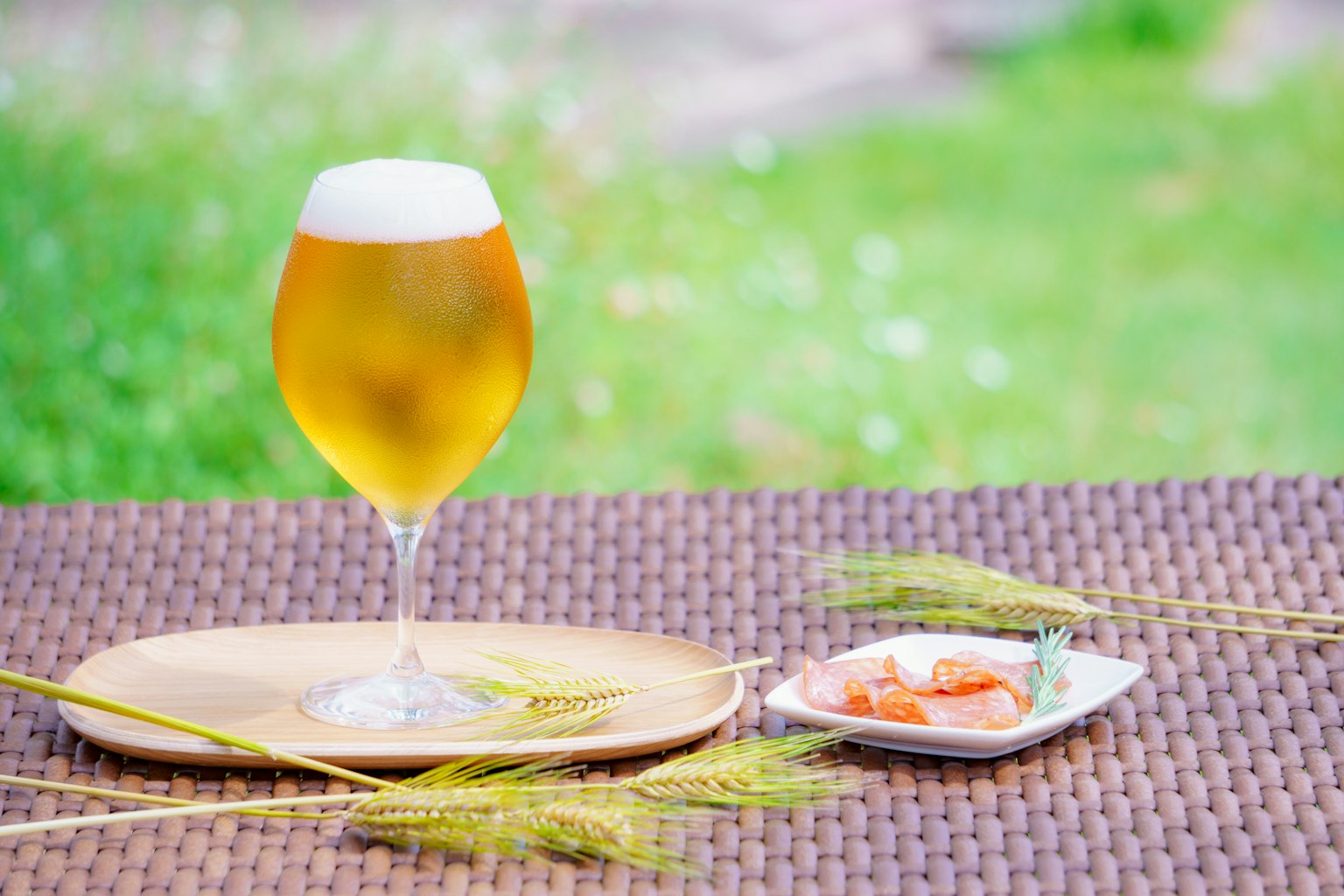 Bild von einem Tischarrangement mit Bier und Snacks