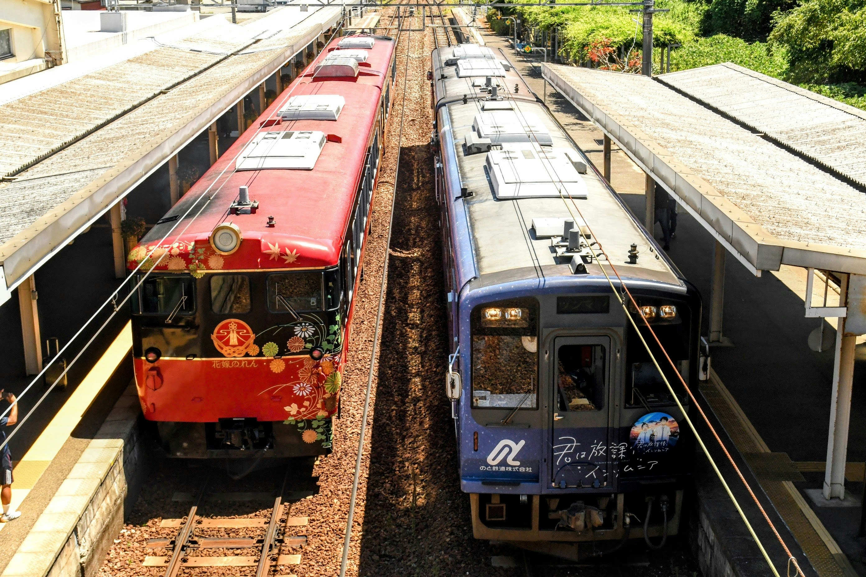 能登の鉄道車両が並ぶ七尾線の駅ホーム