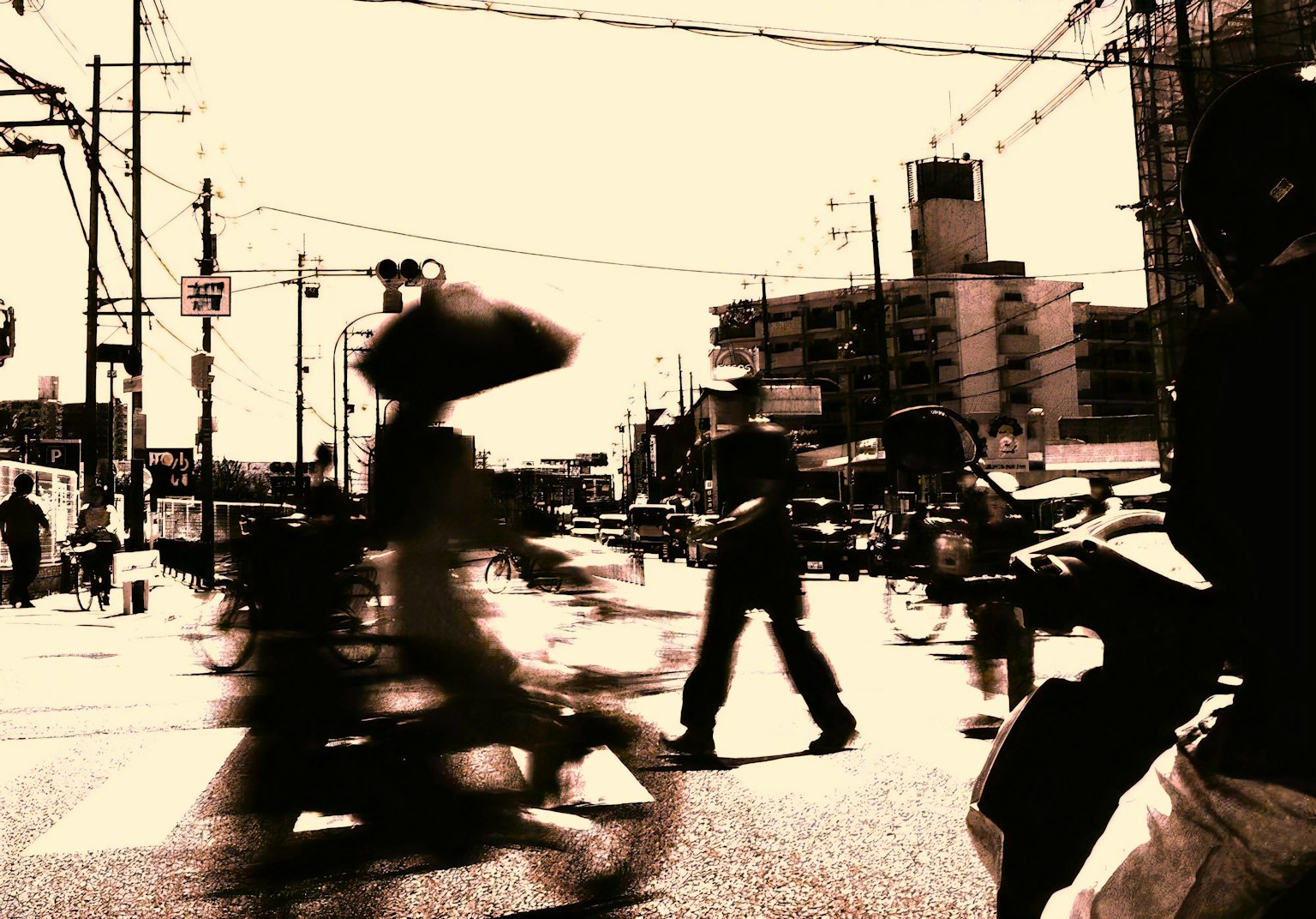 Siluetas de personas y bicicletas en movimiento en una intersección concurrida