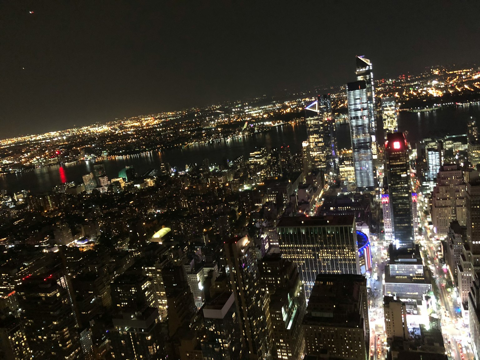 夜景城市的全景现代摩天大楼和明亮的灯光