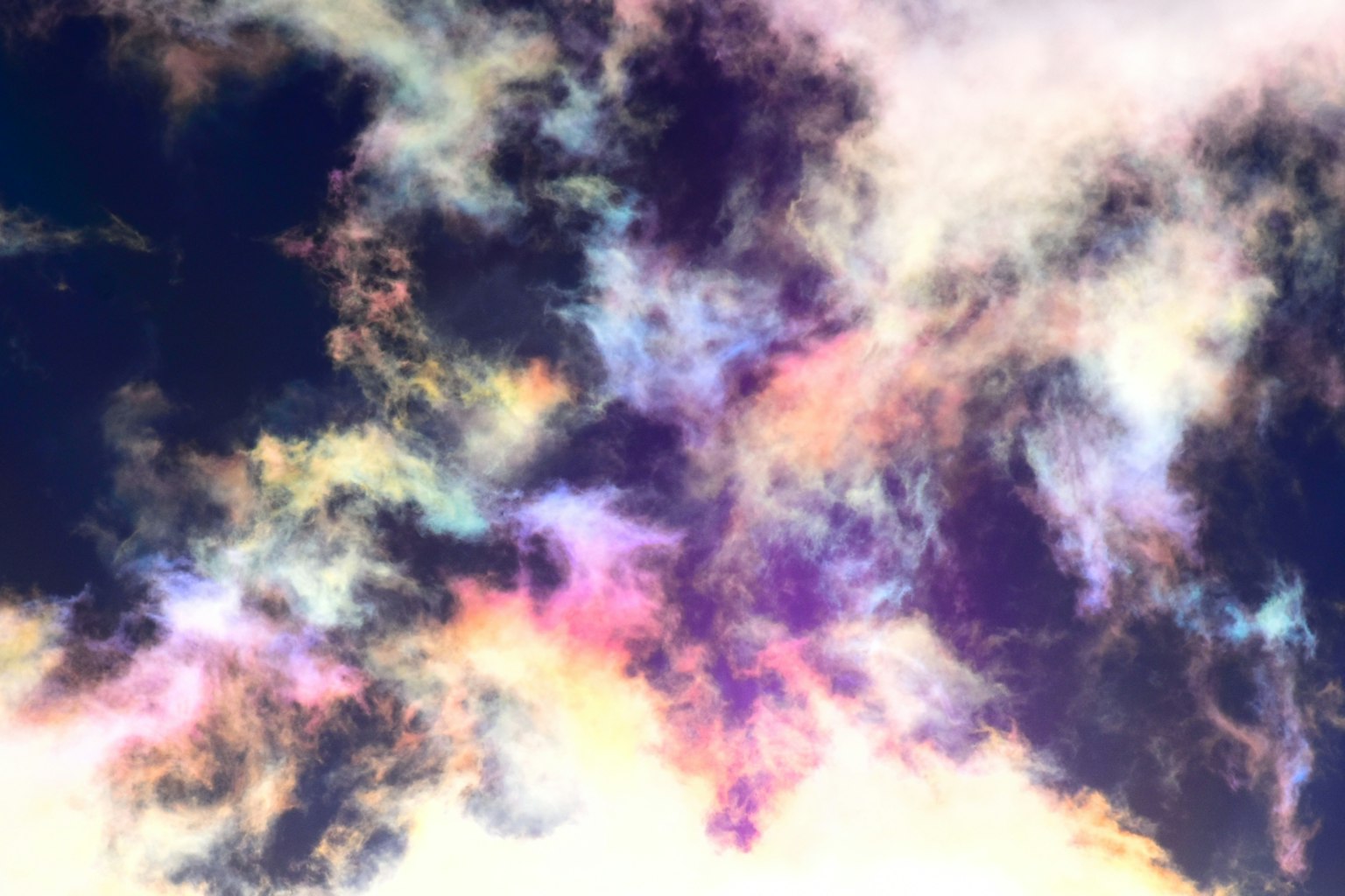 梦幻般的天空充满多彩的云彩