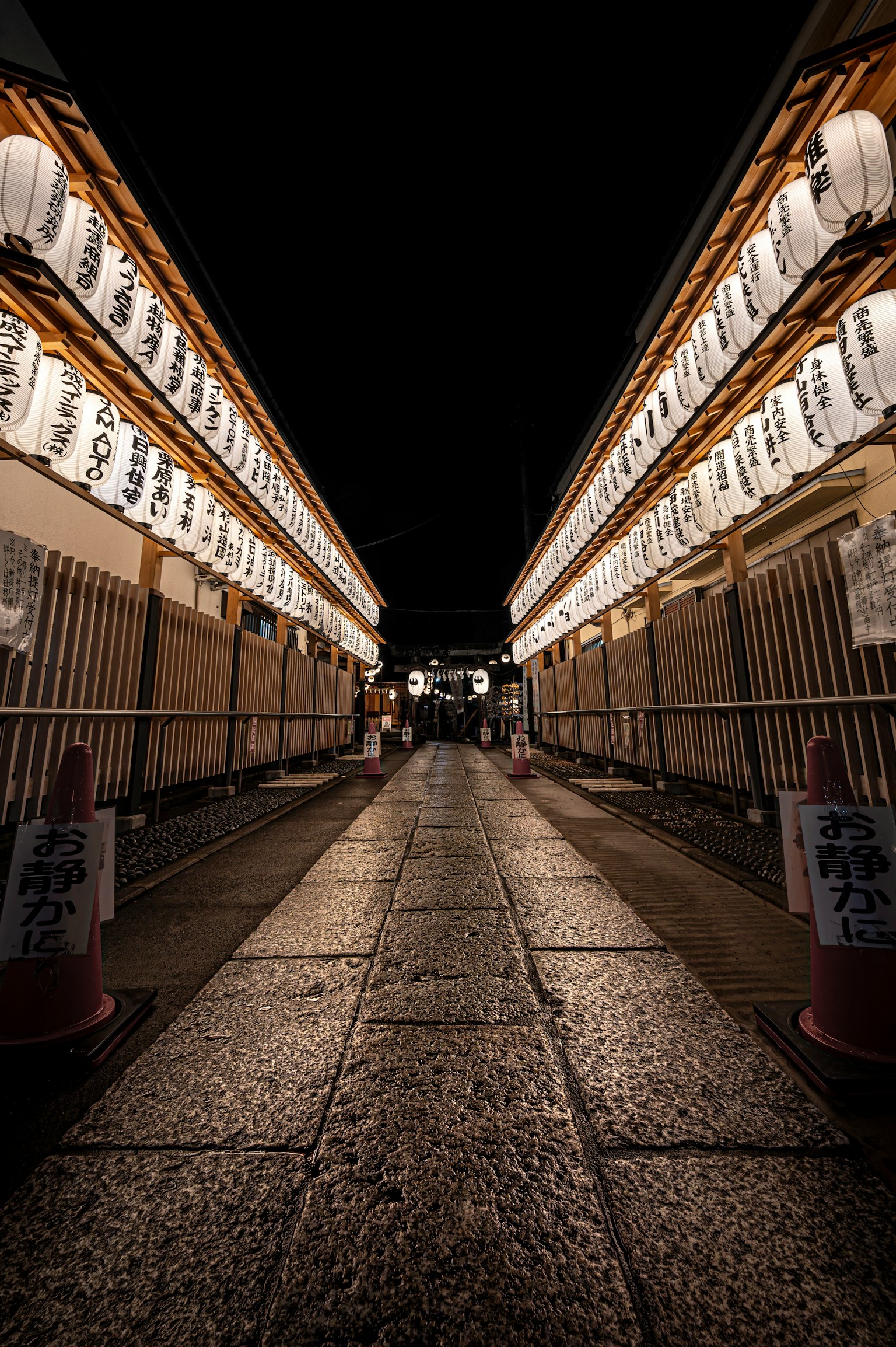 灯笼点亮的夜间街道