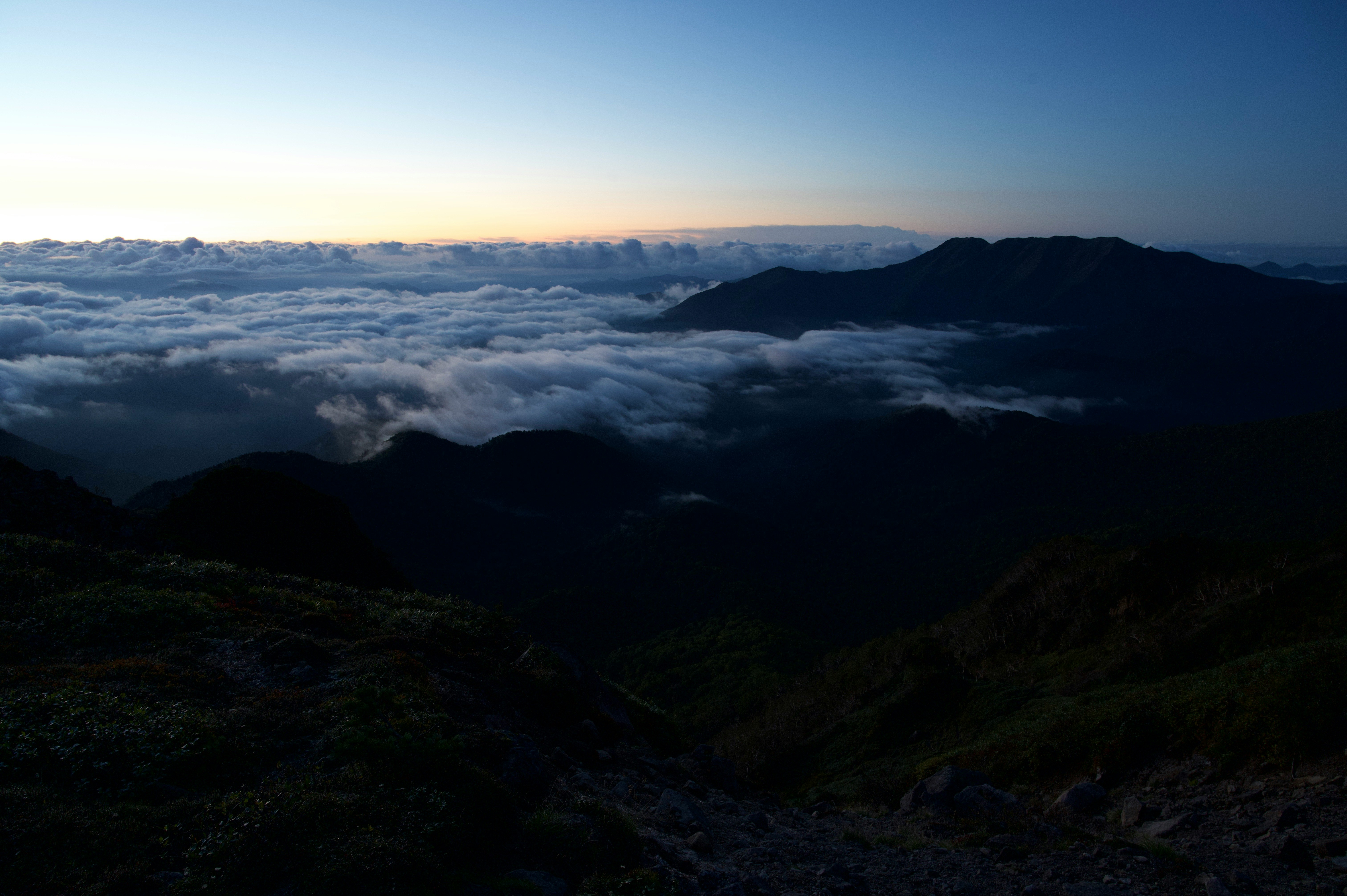 雲海に包まれた山並みの夕暮れ景色