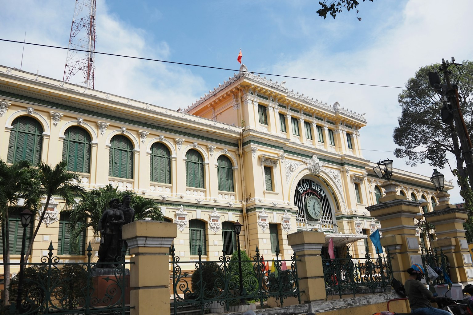 Bưu điện trung tâm lịch sử ở Thành phố Hồ Chí Minh với những ô cửa vòm đẹp