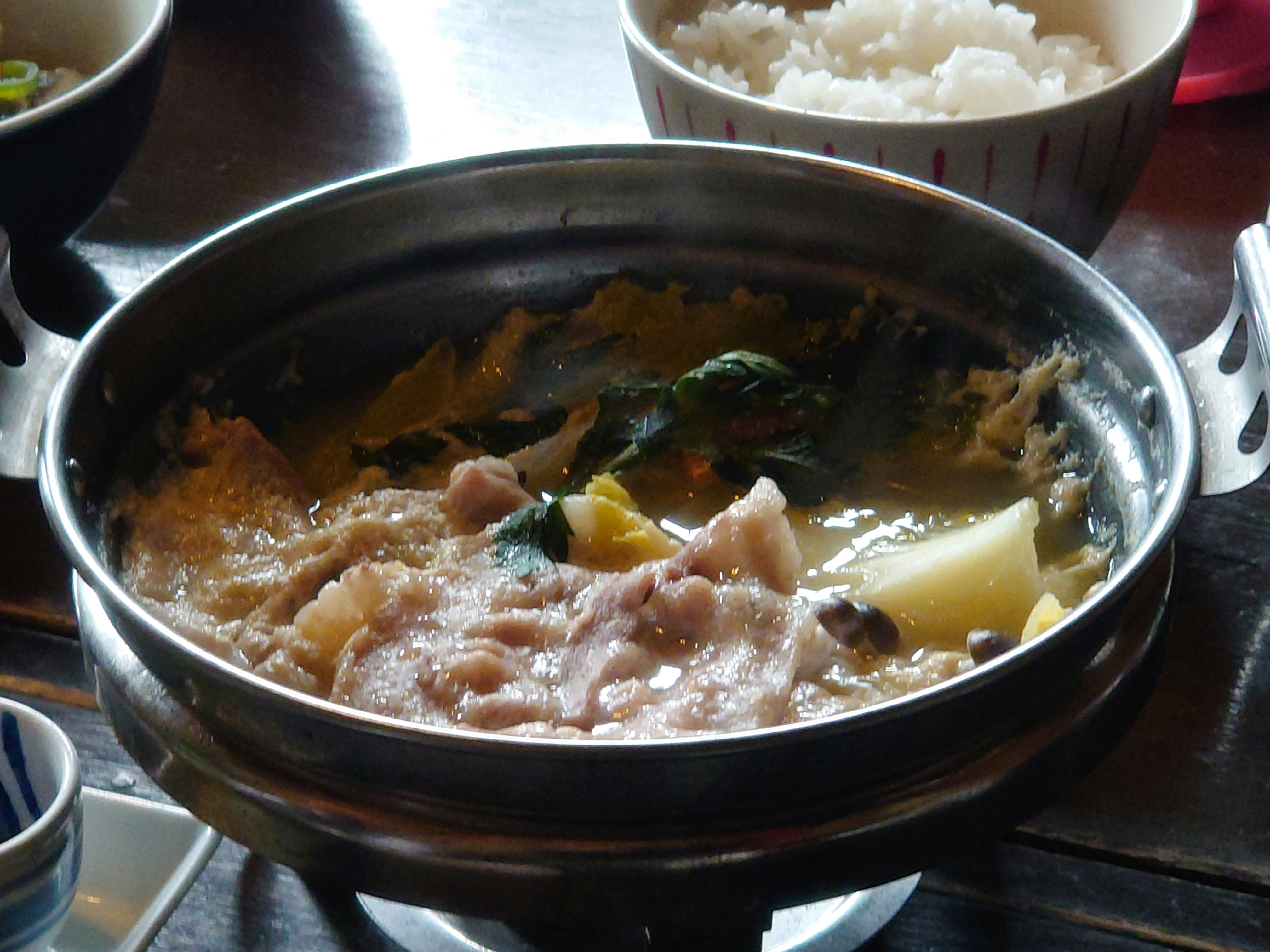 熱氣騰騰的火鍋在桌上沸騰著各式食材