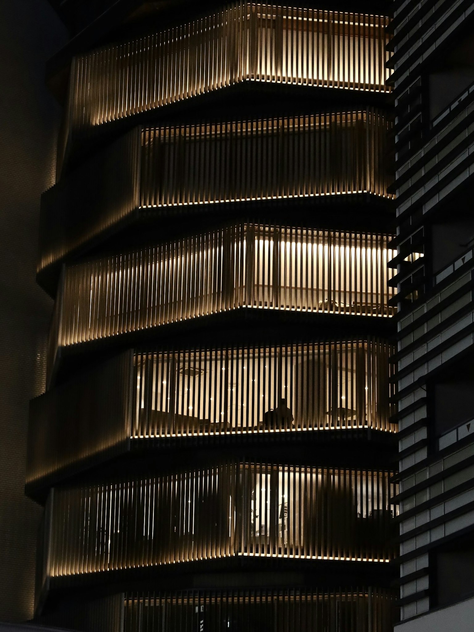 现代建筑外观 带照明的阳台 玻璃窗 夜间城市景观