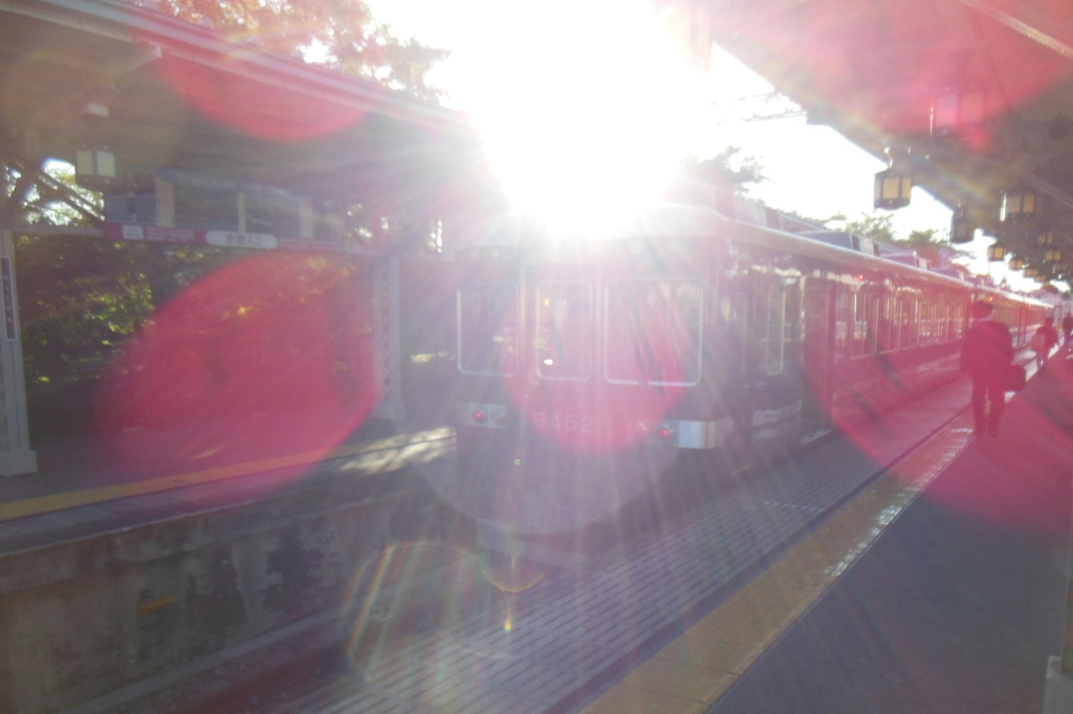 รถไฟบนชานชาลาที่มีแสงแดดจ้า