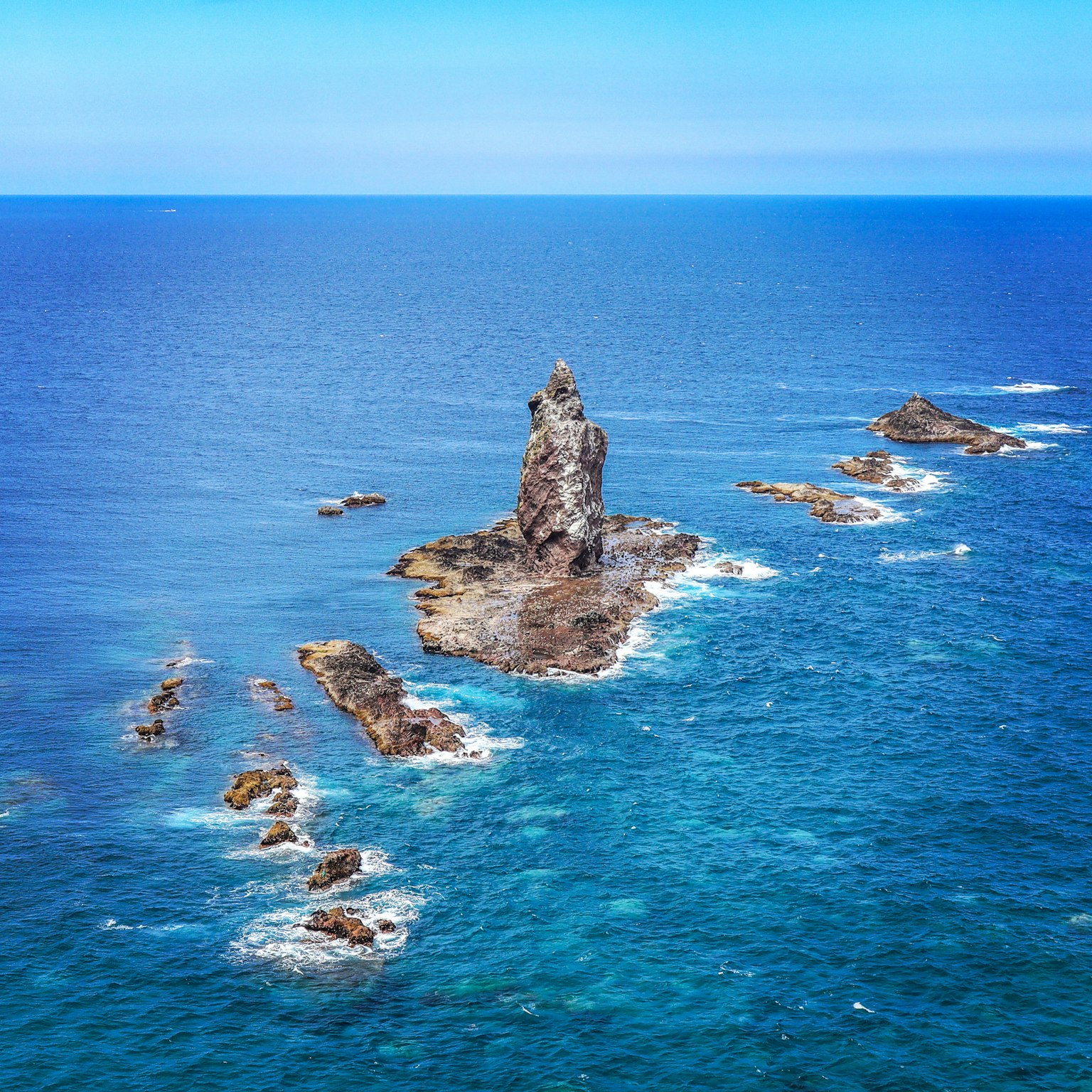Vista panoramica di isole rocciose in un oceano blu