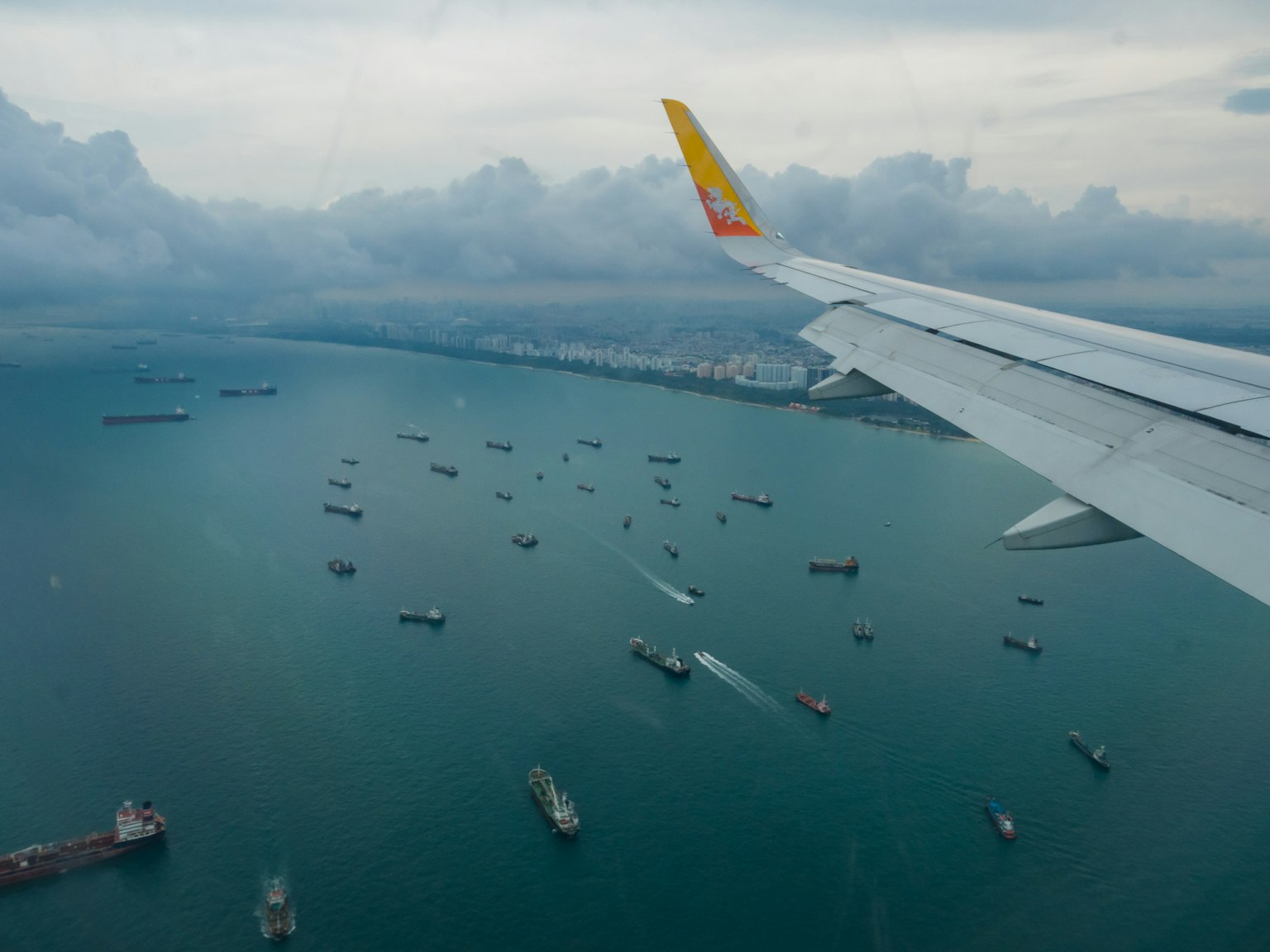 Vue de l'océan et des navires depuis l'aile de l'avion