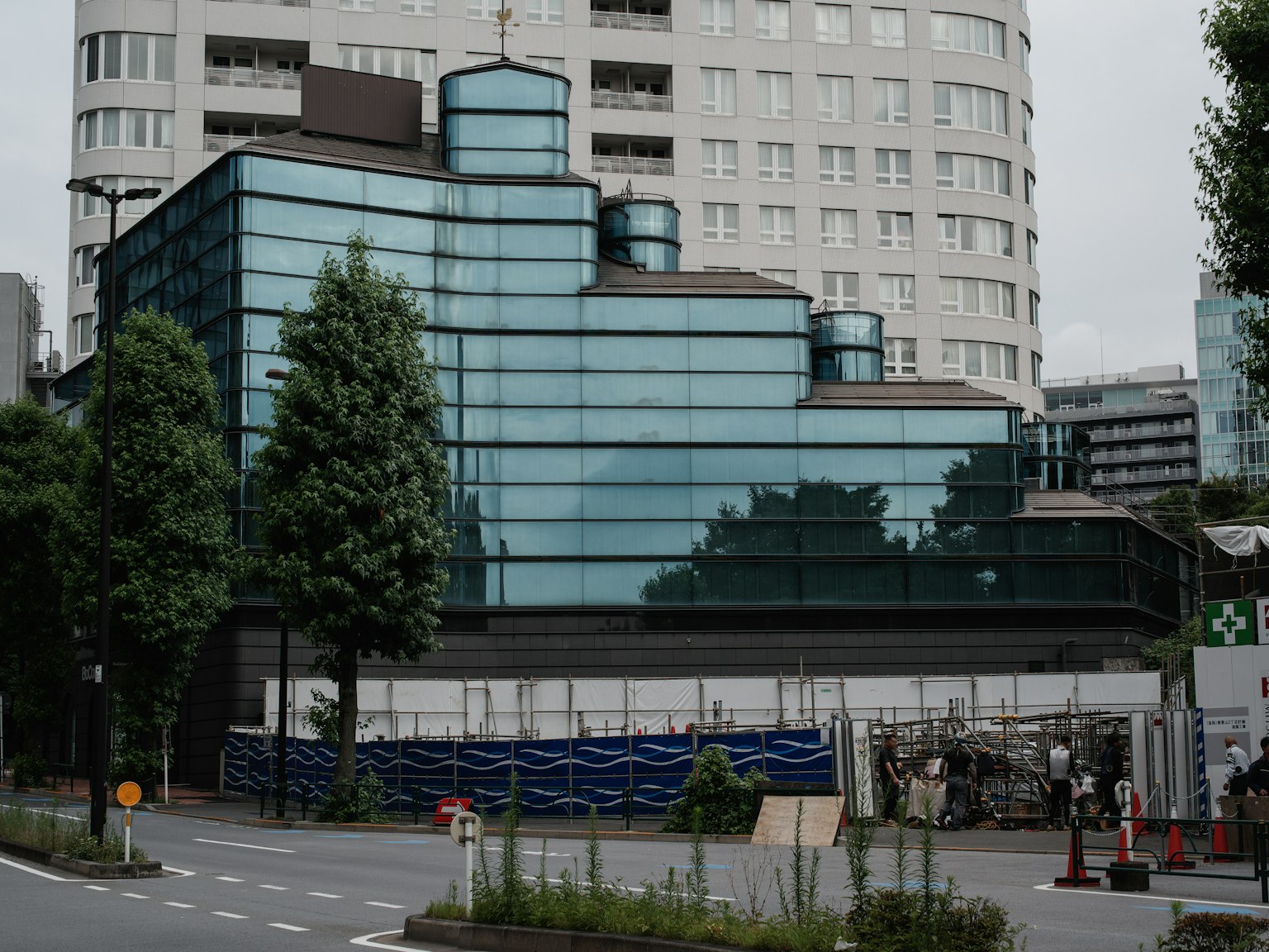 Moderne Glasarchitektur umgeben von Grünflächen