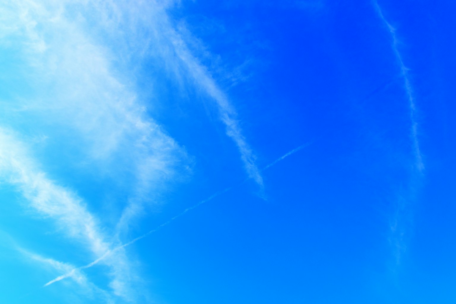 Tracce di nuvole bianche in un cielo azzurro brillante