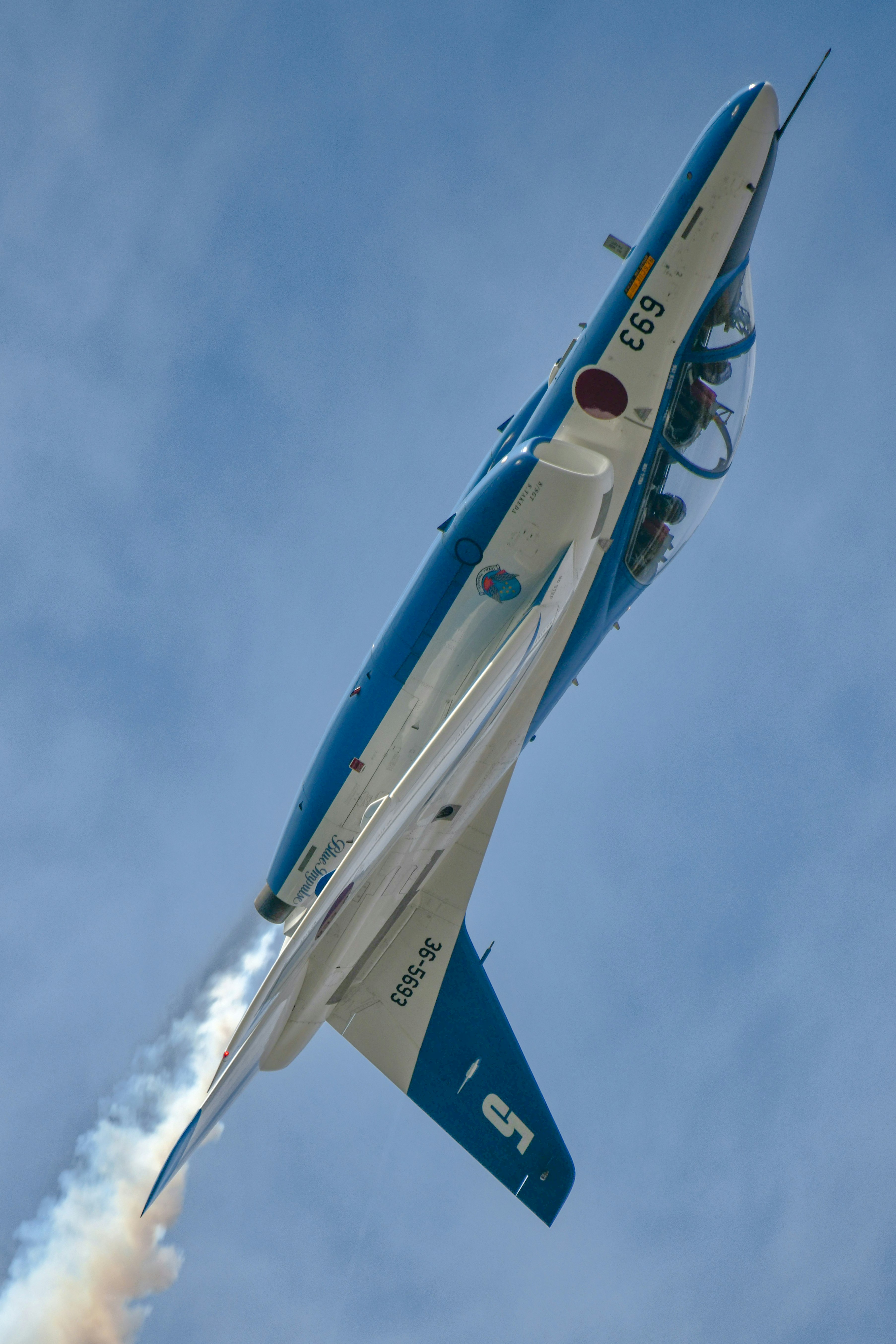 青空を飛ぶブルーインパルスの5番機