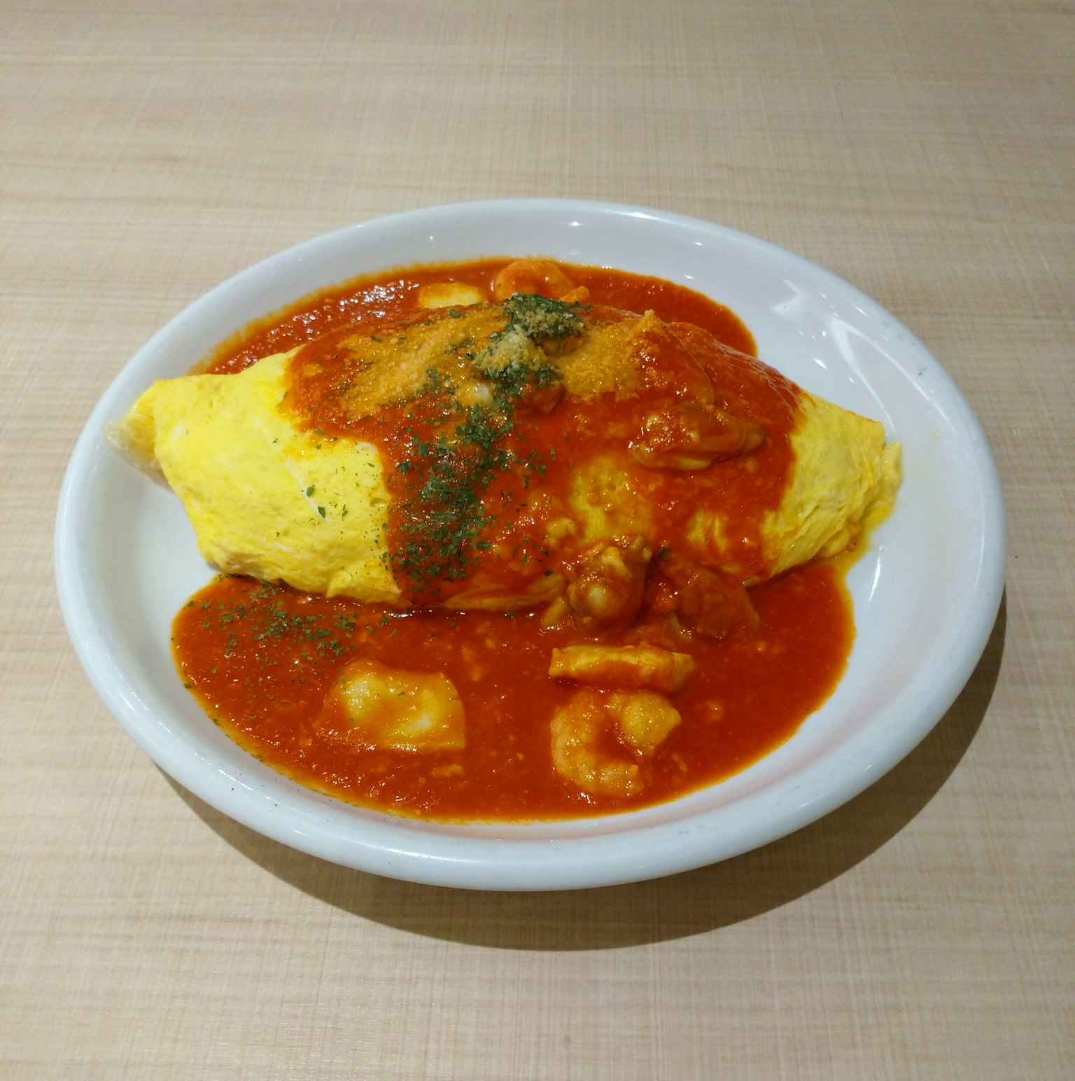Teller mit Omelett-Reis und Tomatensauce