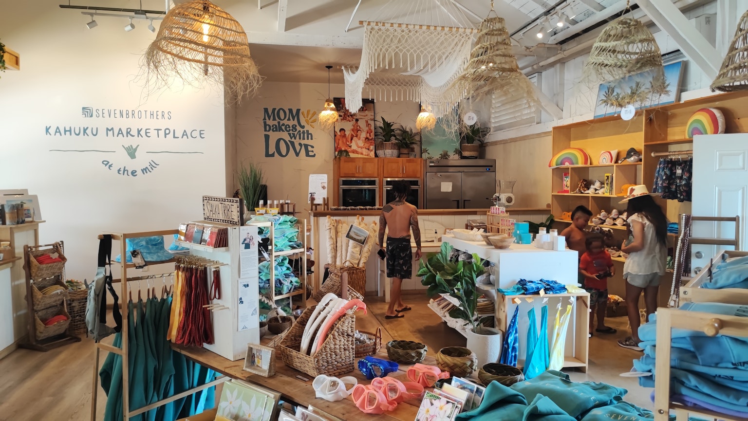 明亮的精品店內部展示了色彩豐富的商品牆上有LOVE字樣