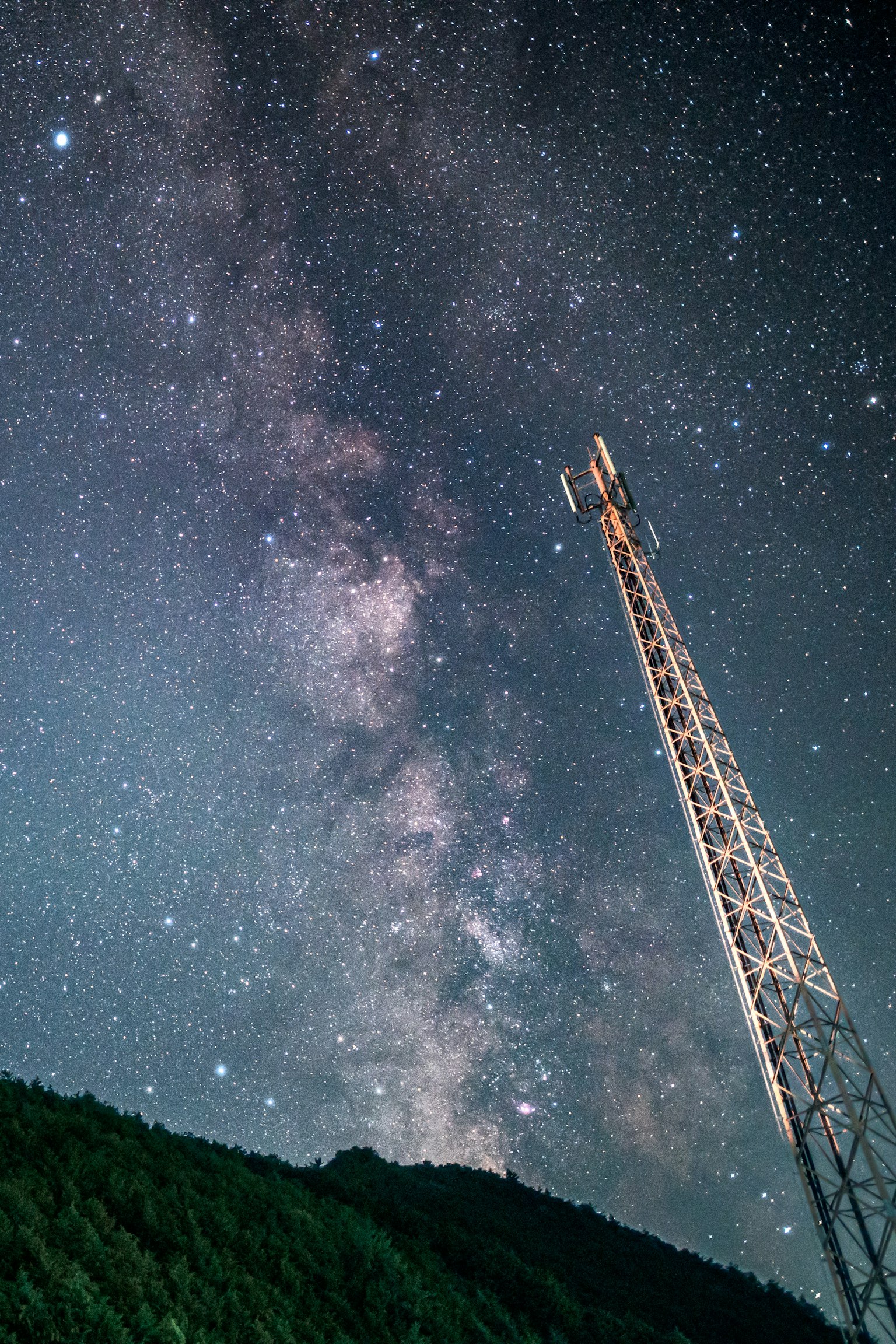 Tour de communication sous un ciel étoilé avec la Voie lactée