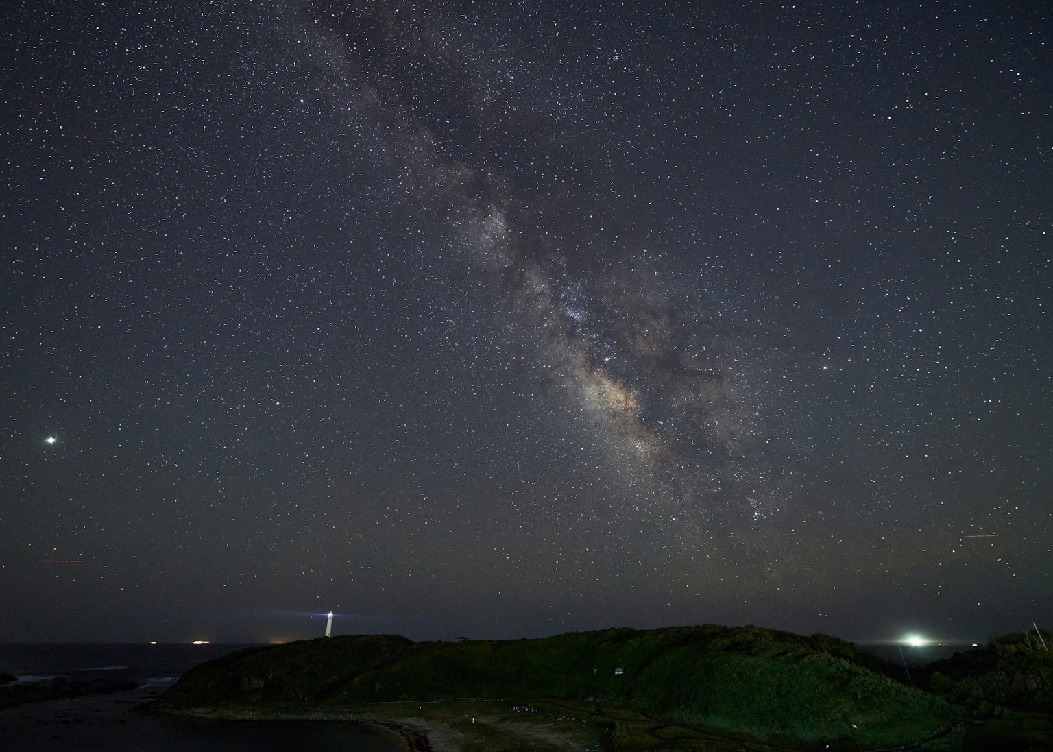 夜空中壯觀的銀河系和星星的景象