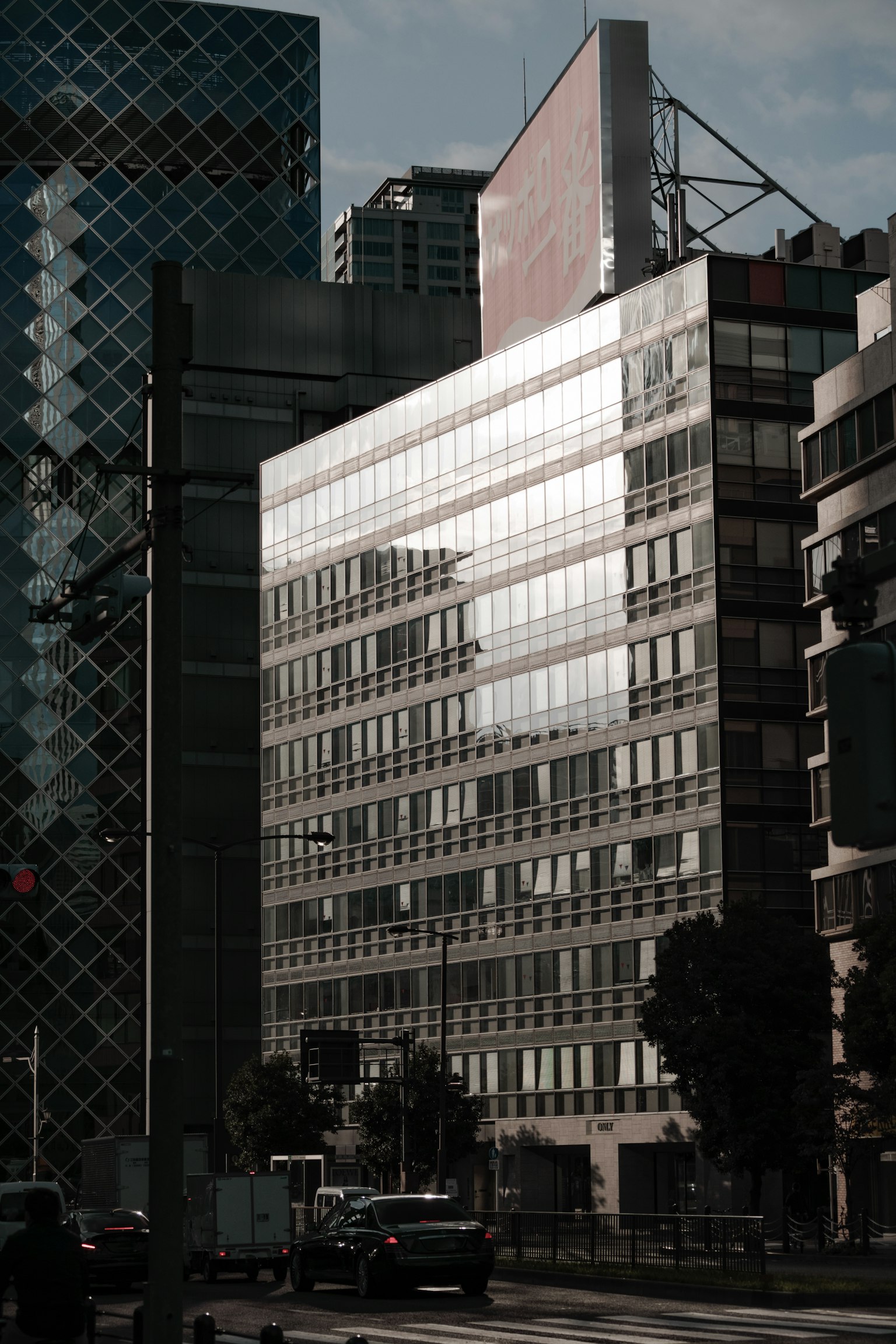 展示现代建筑反射的城市风景