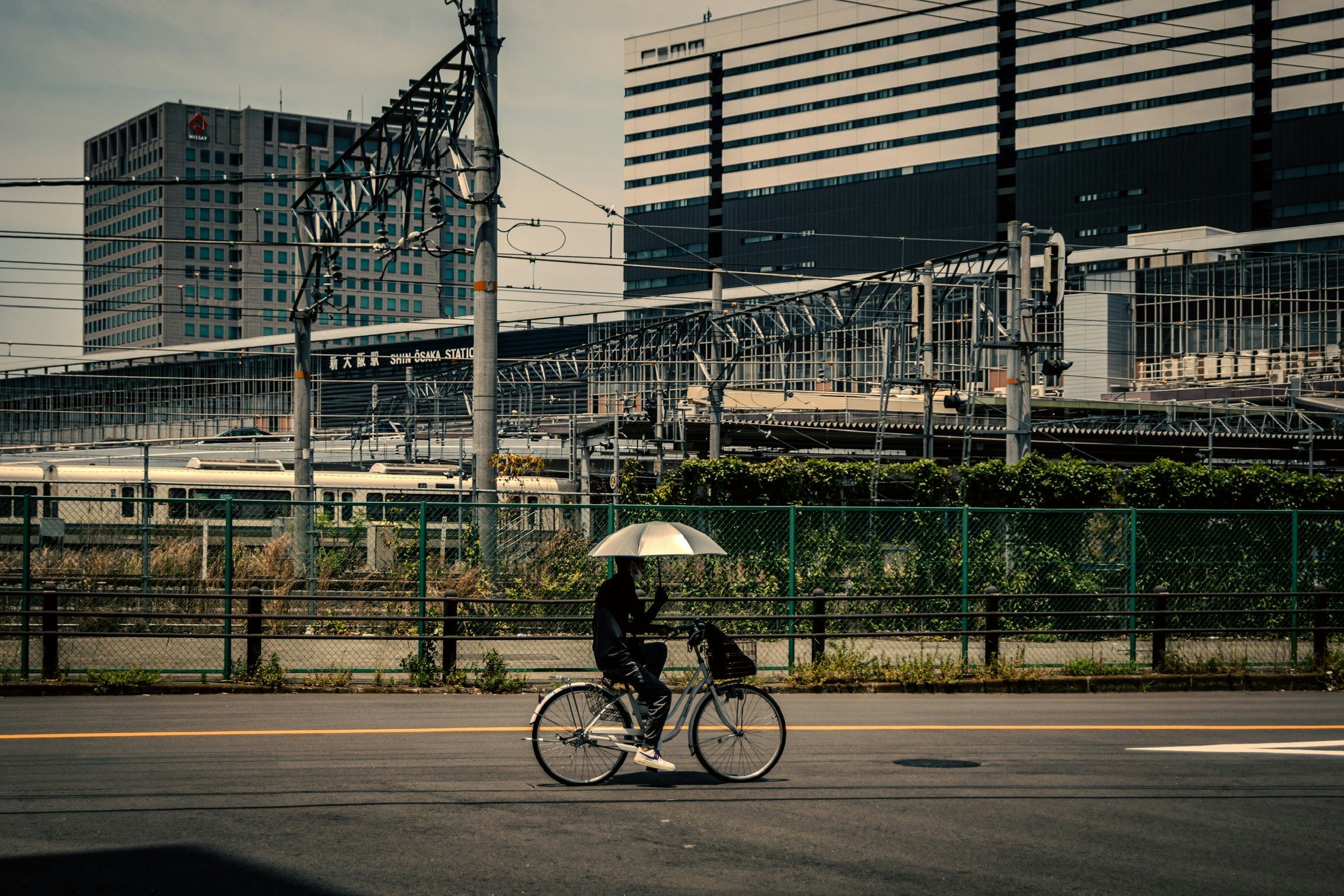 高架線路と自転車のある都市の路上