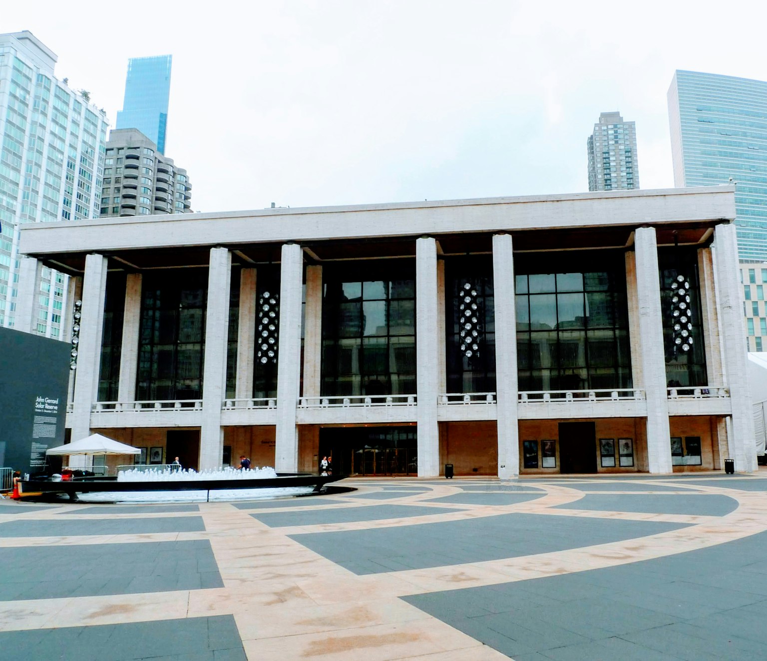 Extérieur architectural moderne avec des colonnes proéminentes d'un lieu culturel