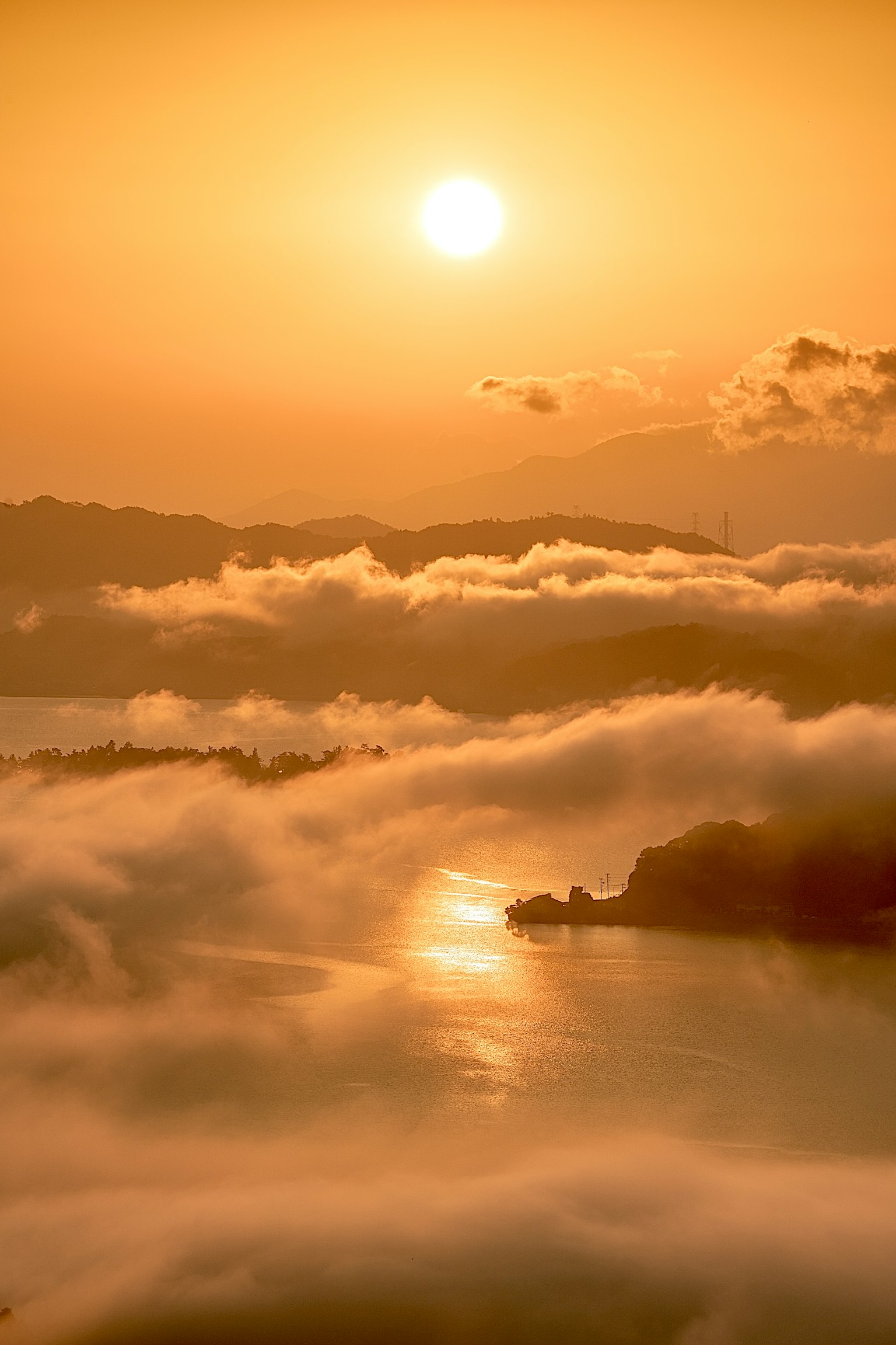 壮观的日落照亮云海