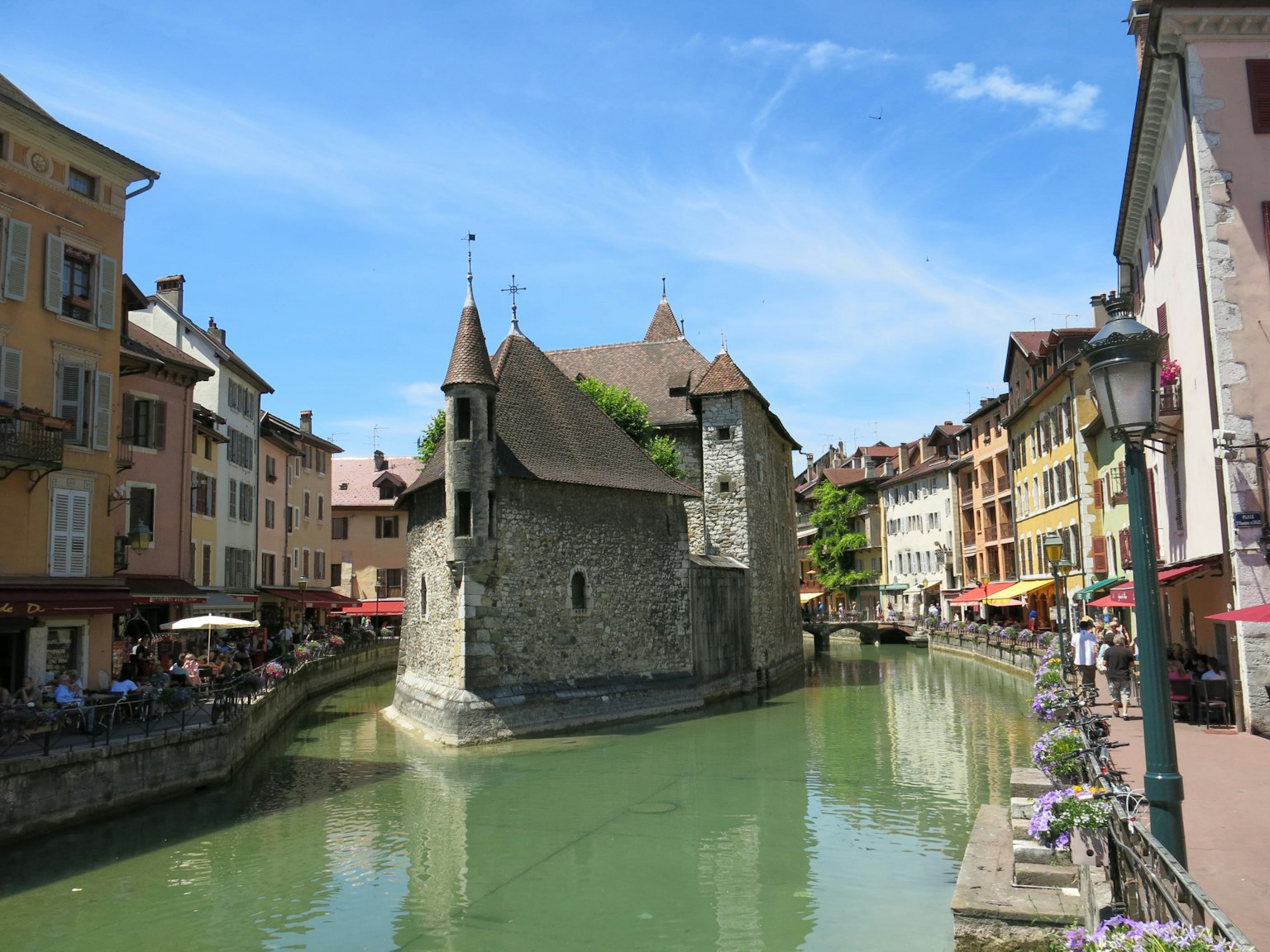 Affascinante paesaggio urbano di Annecy con un canale e un edificio storico