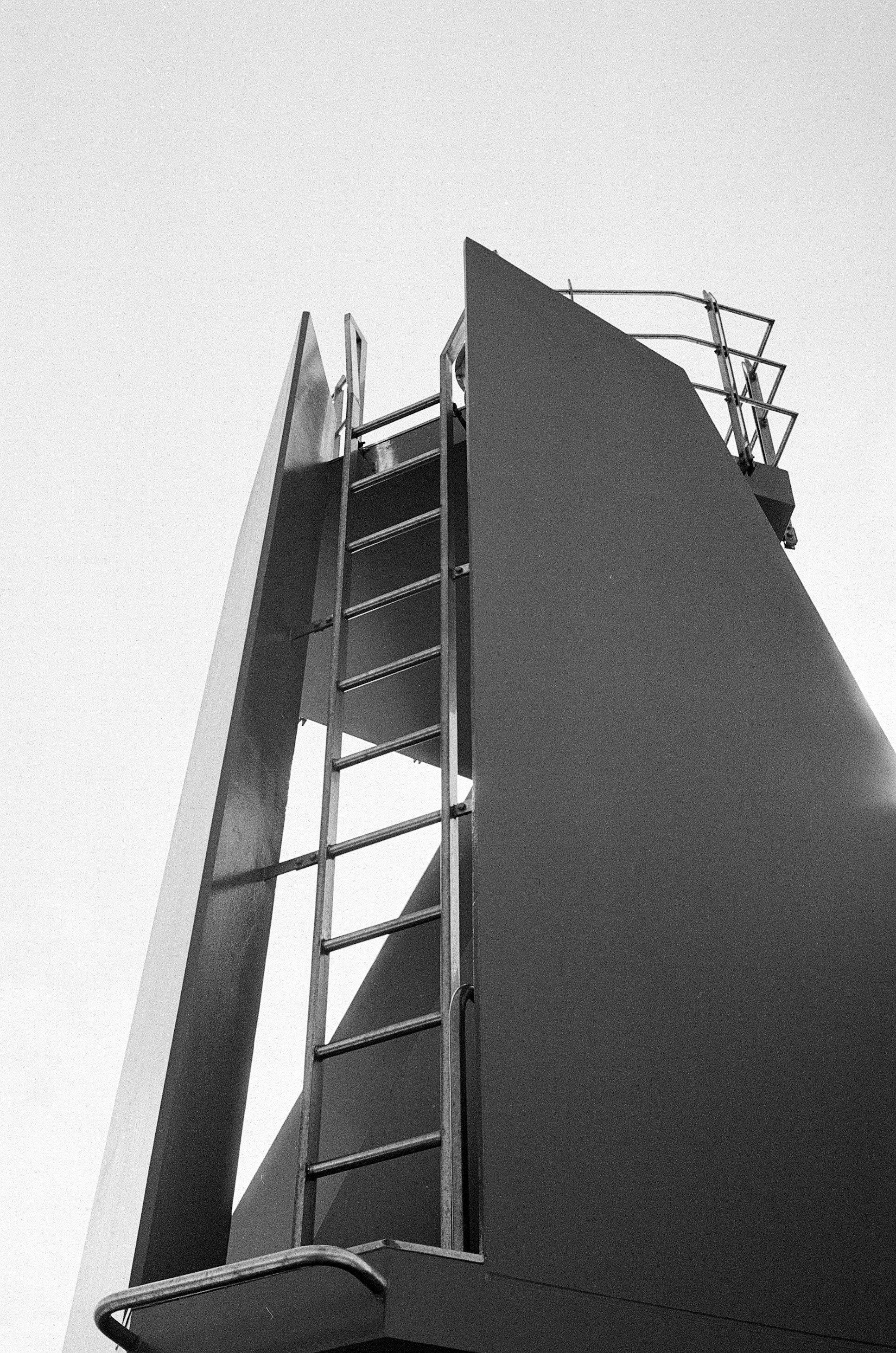 空に向かう建物の外壁と階段
