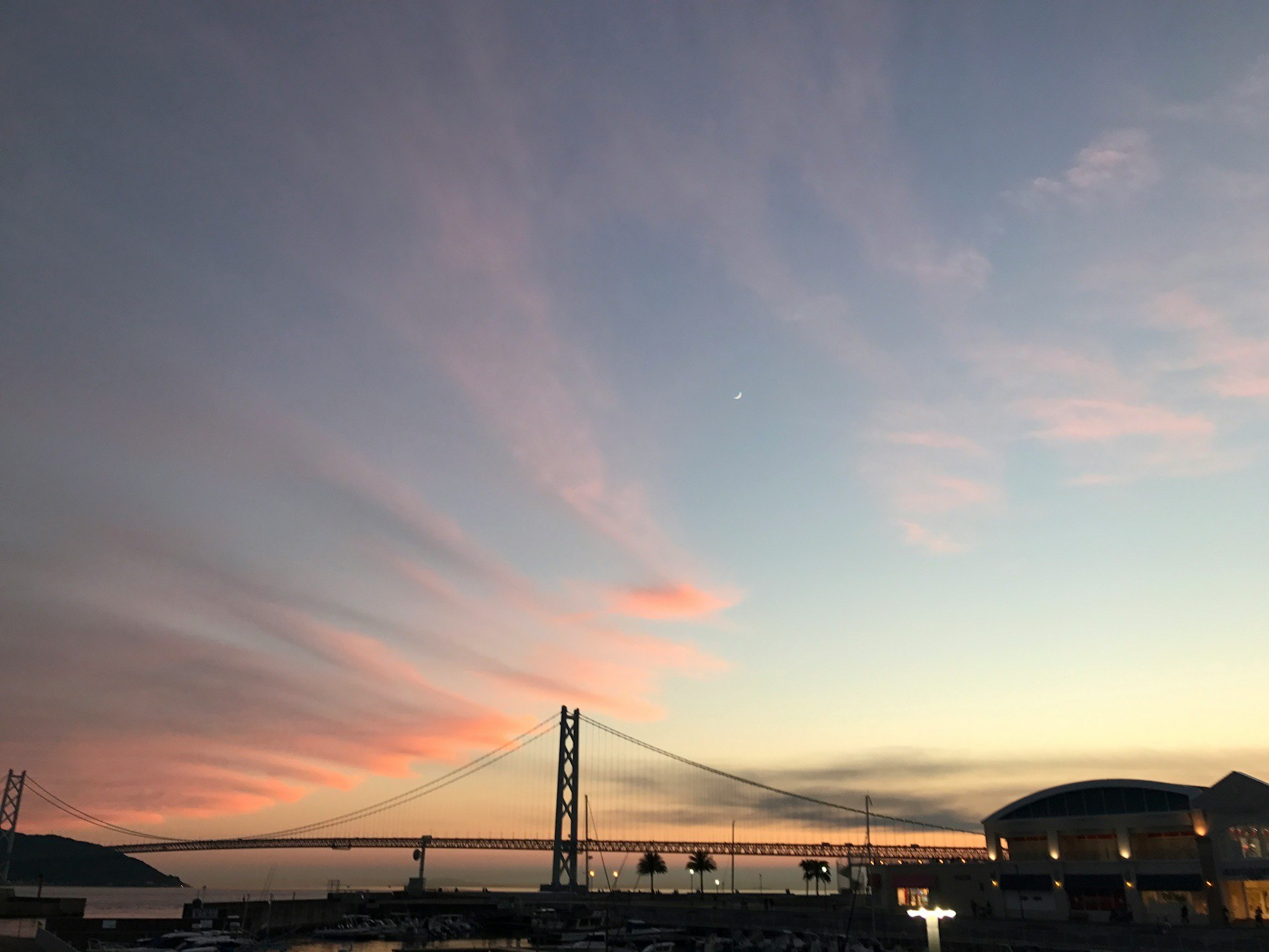 夕焼けの明石海峡大橋と海上の景色