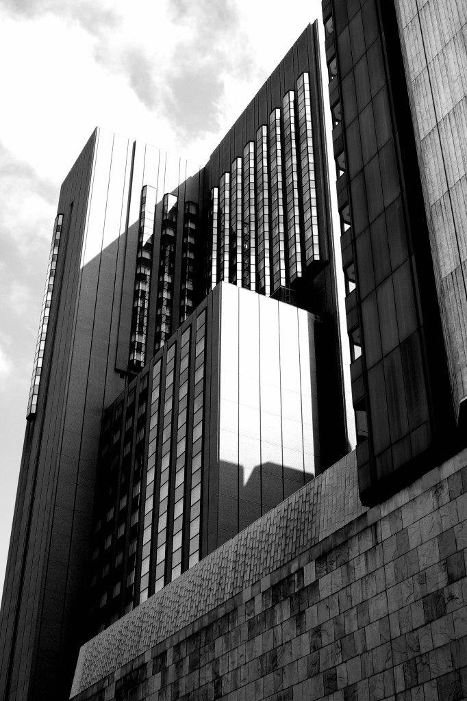 façades de gratte-ciel dans un environnement urbain