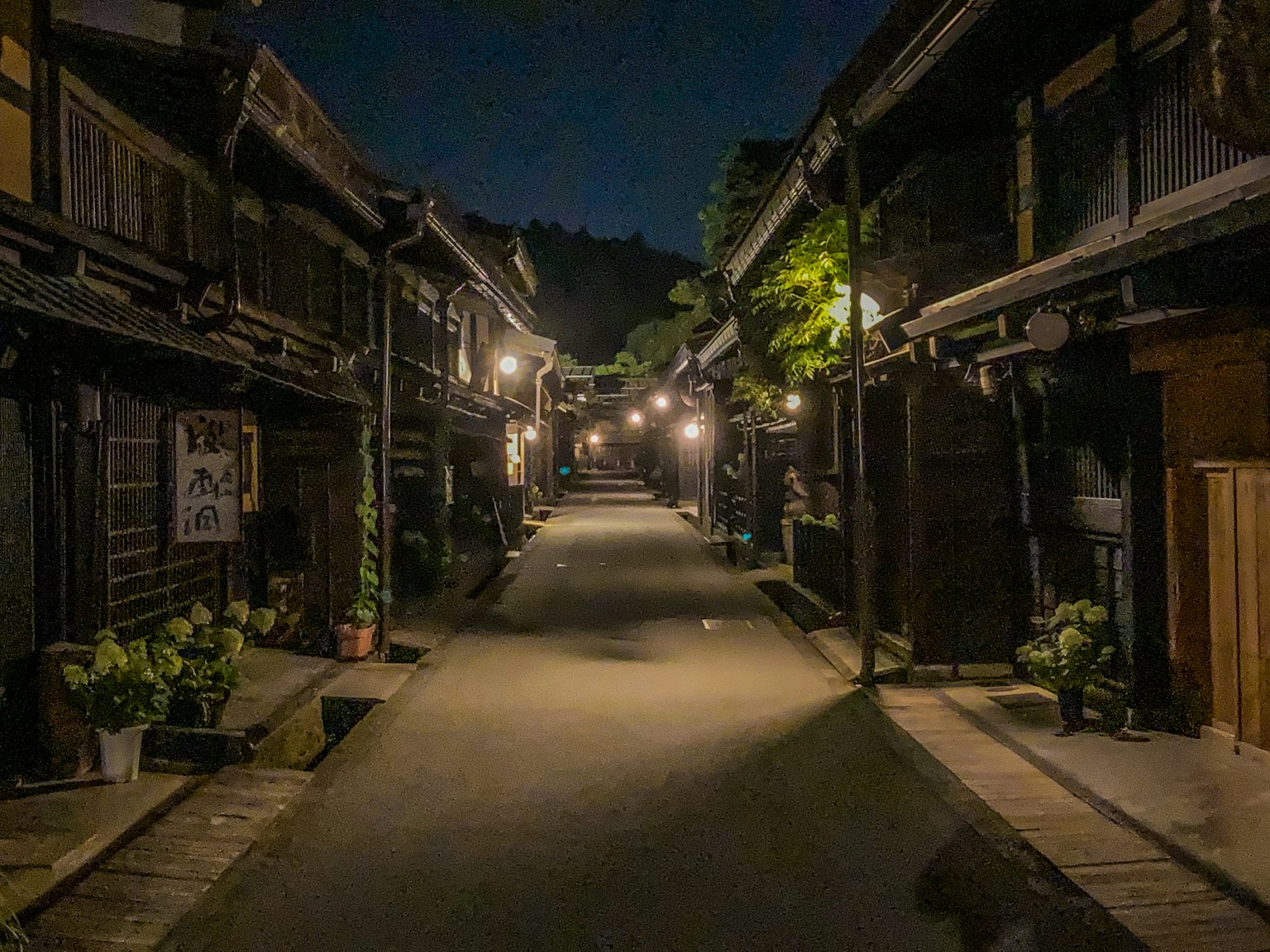 Jalan tua yang tenang diterangi di malam hari