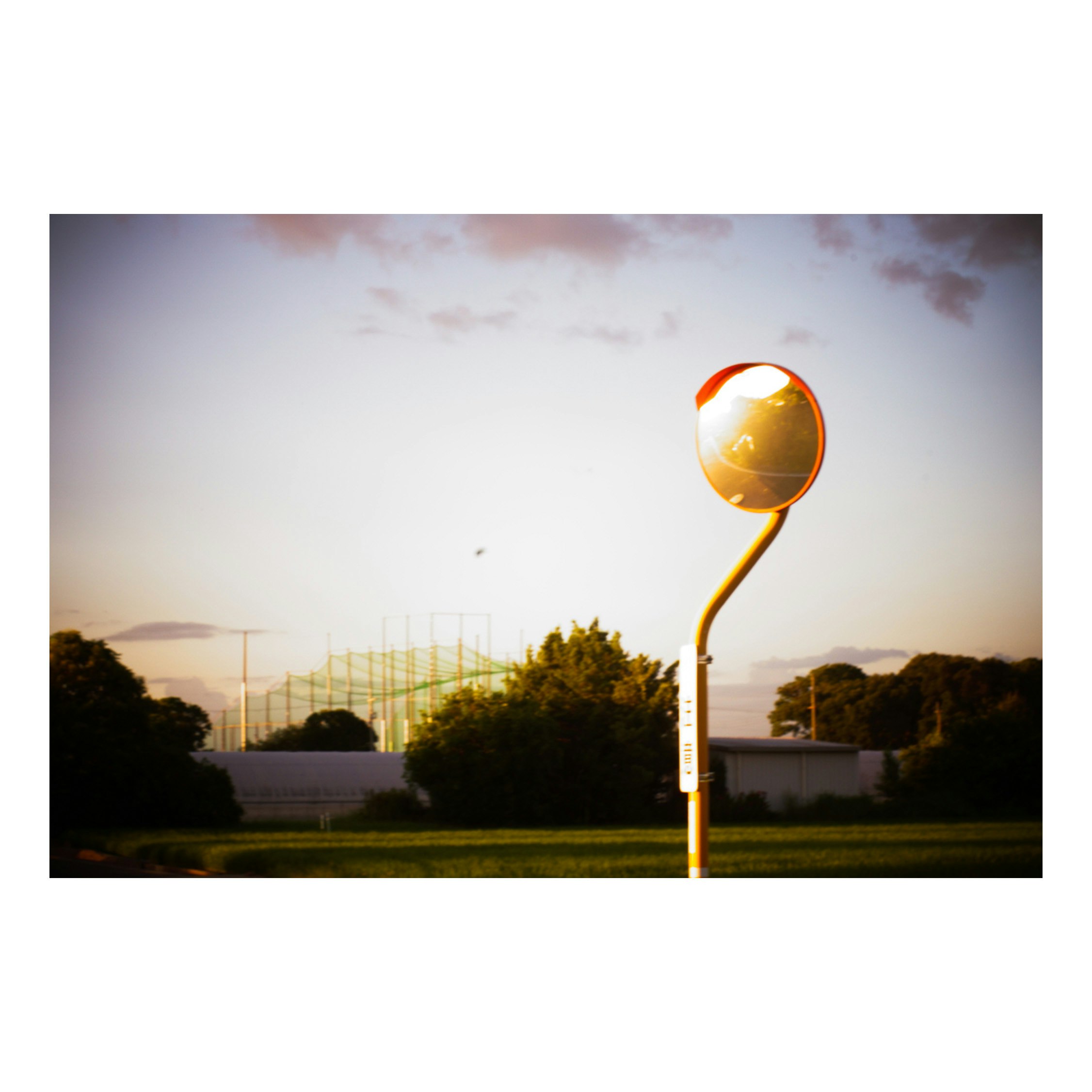 夕暮れの空と街灯のある公園の風景