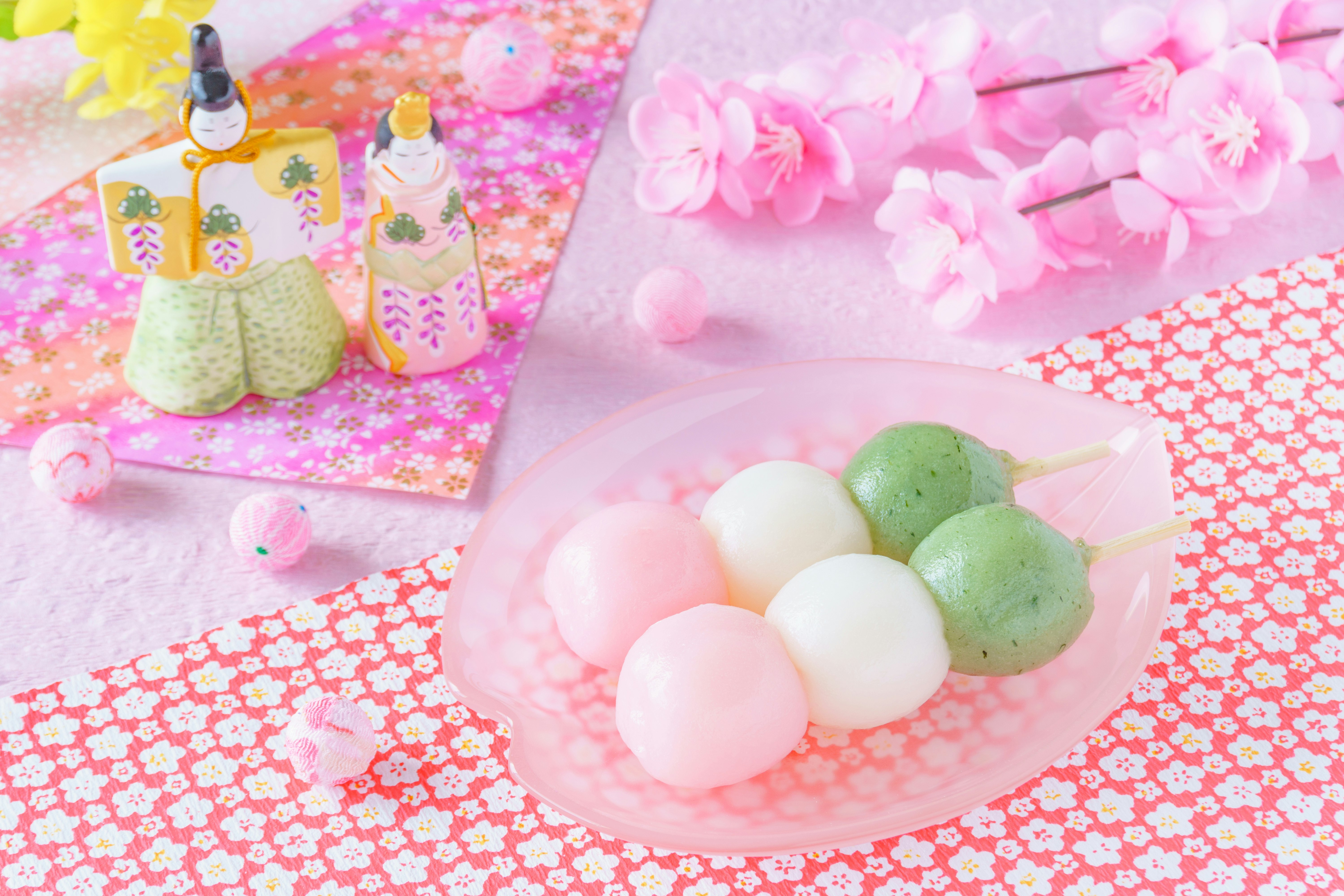 Bánh ngọt Nhật và dango được bày trên nền hoa màu hồng